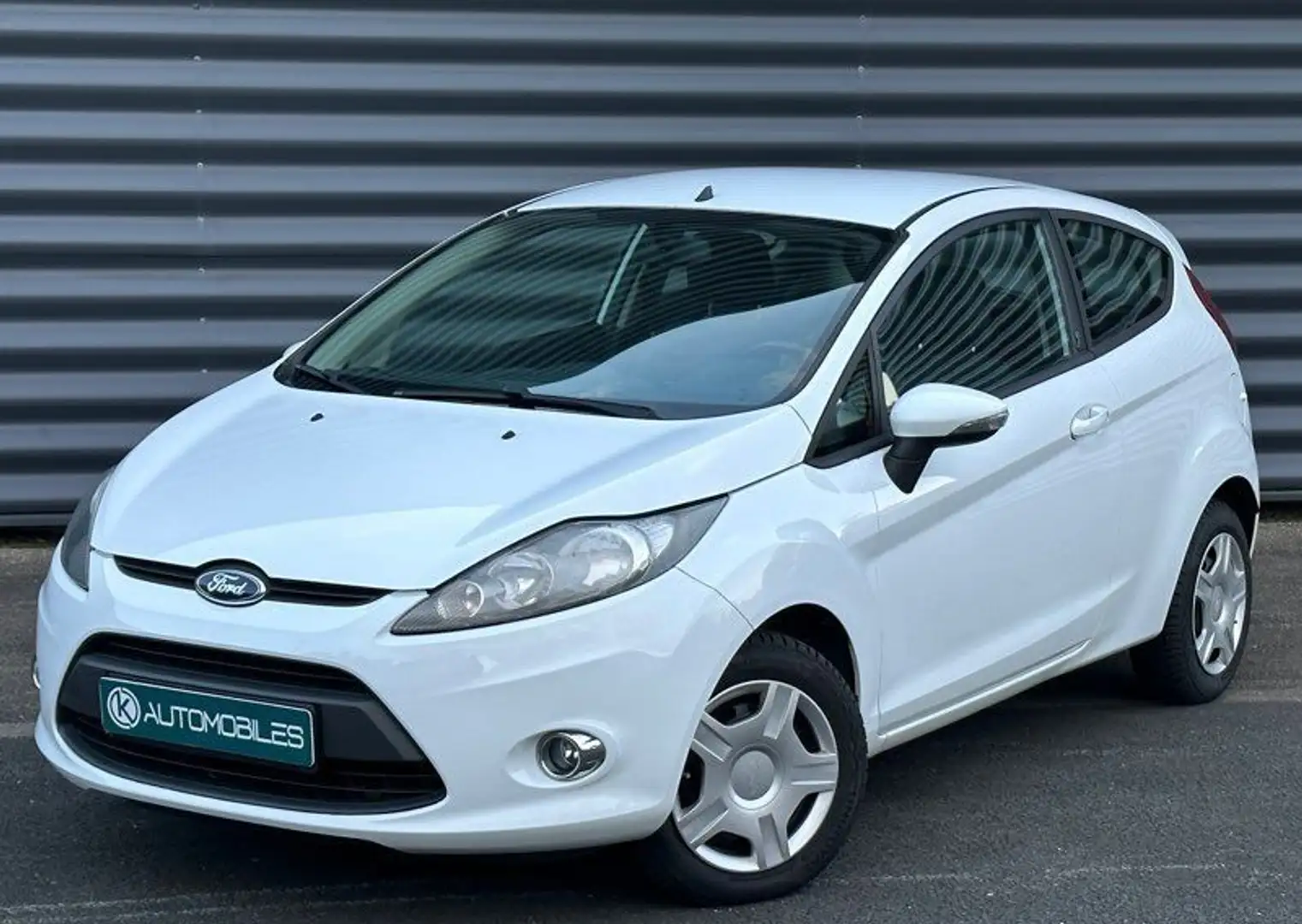 Ford Fiesta 1.25 82CH PACK AMBIENTE 98500KM BVM5 1ère MAIN SIÈGES CHAUFFANTS Blanc - 1