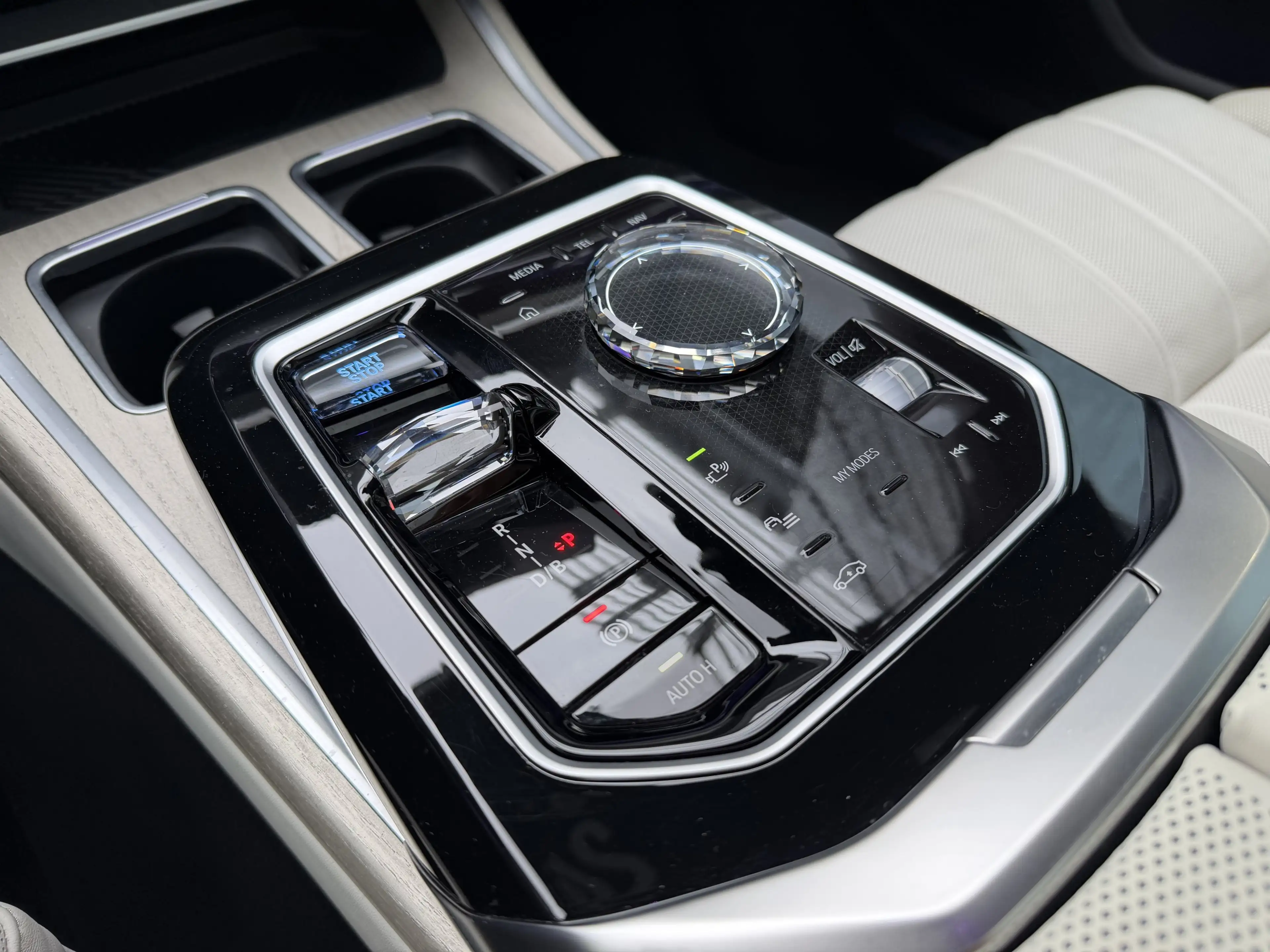 BMW i7 M70 xDrive M Sport INDIVIDUAL B&W TV Lounge — photo 13