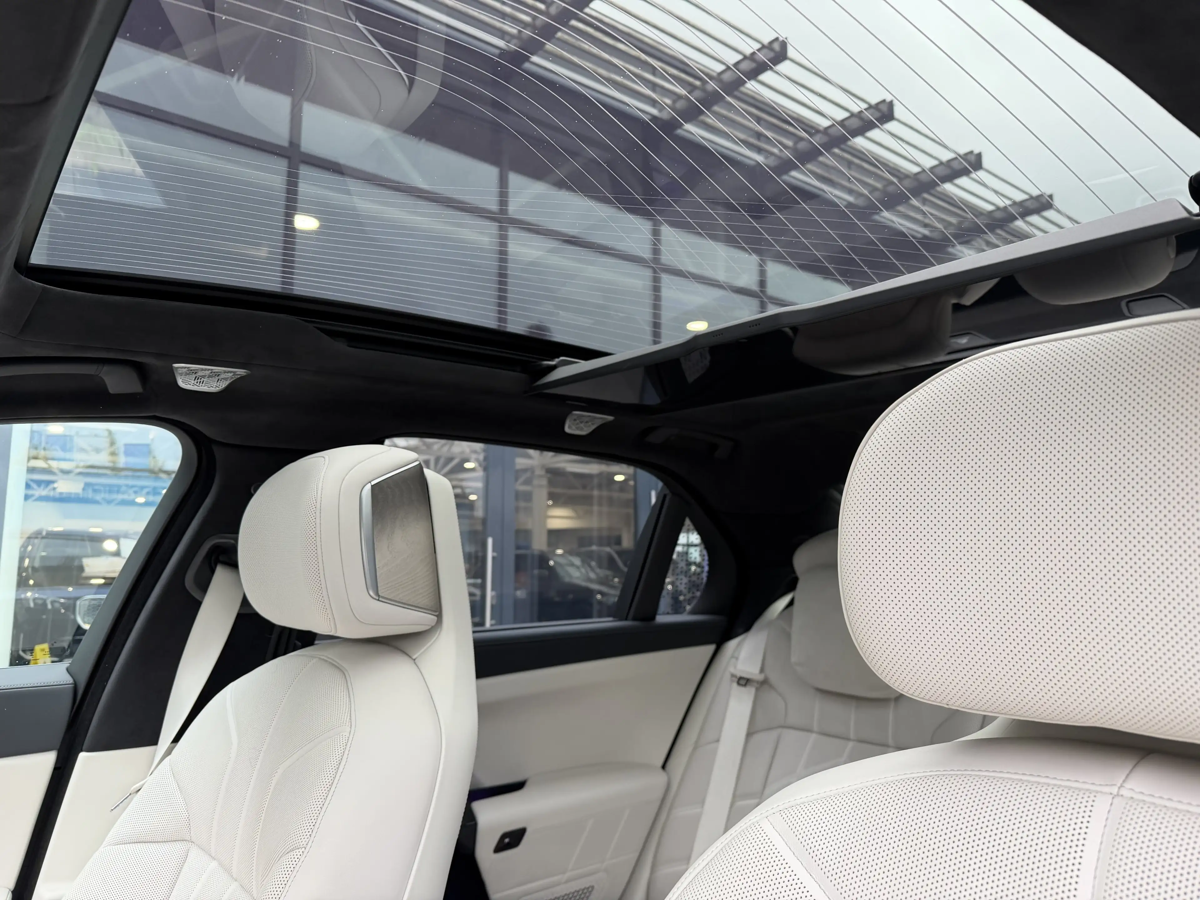 BMW i7 M70 xDrive M Sport INDIVIDUAL B&W TV Lounge — photo 8