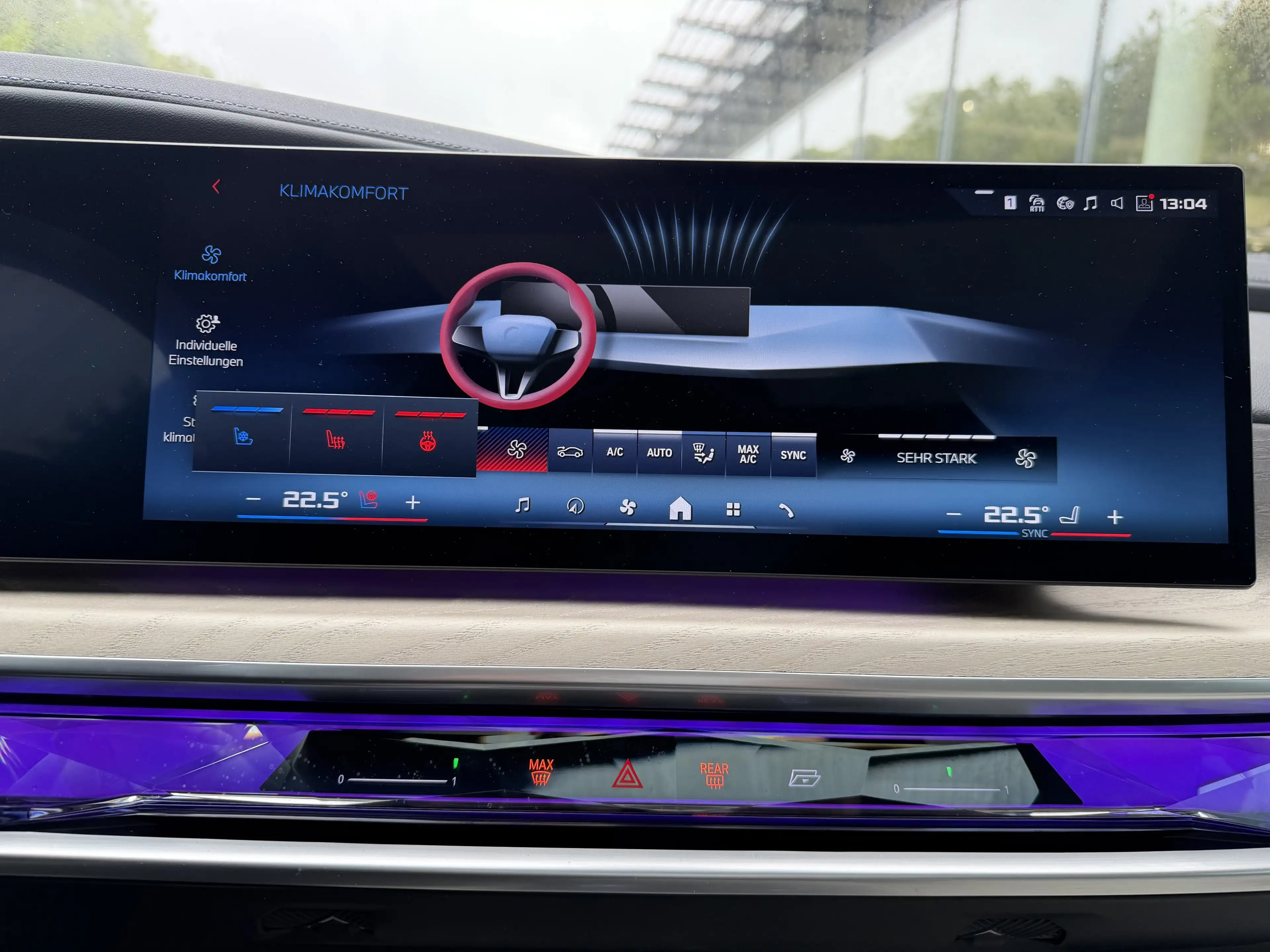 BMW i7 M70 xDrive M Sport INDIVIDUAL B&W TV Lounge — photo 12