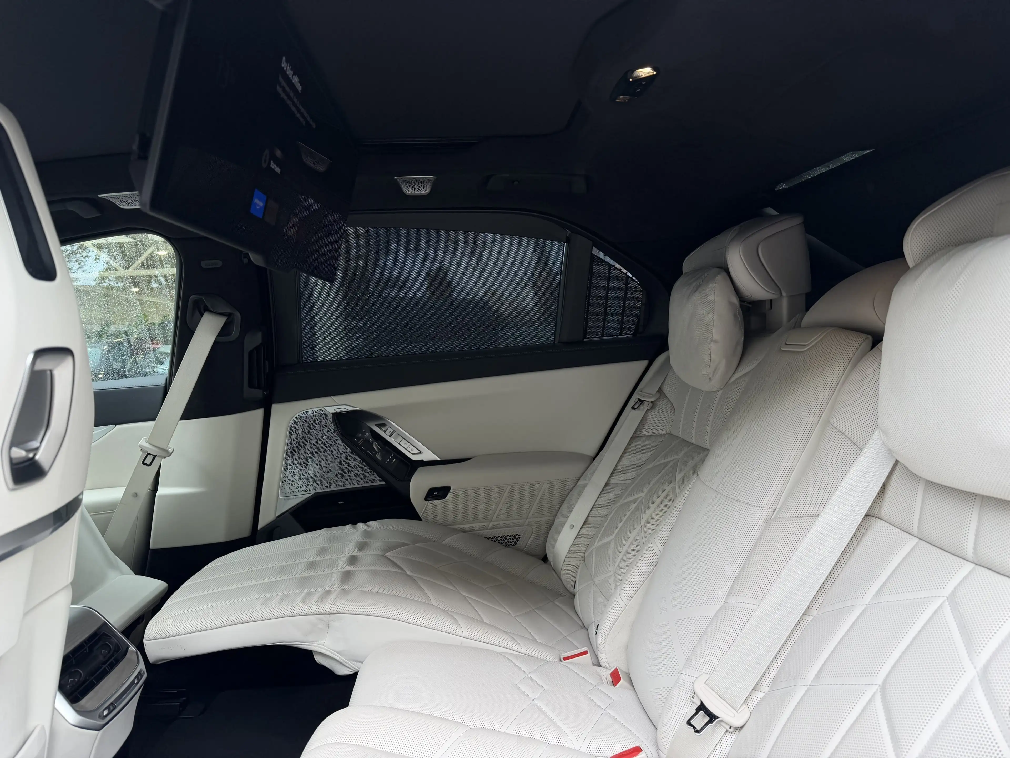 BMW i7 M70 xDrive M Sport INDIVIDUAL B&W TV Lounge — photo 15