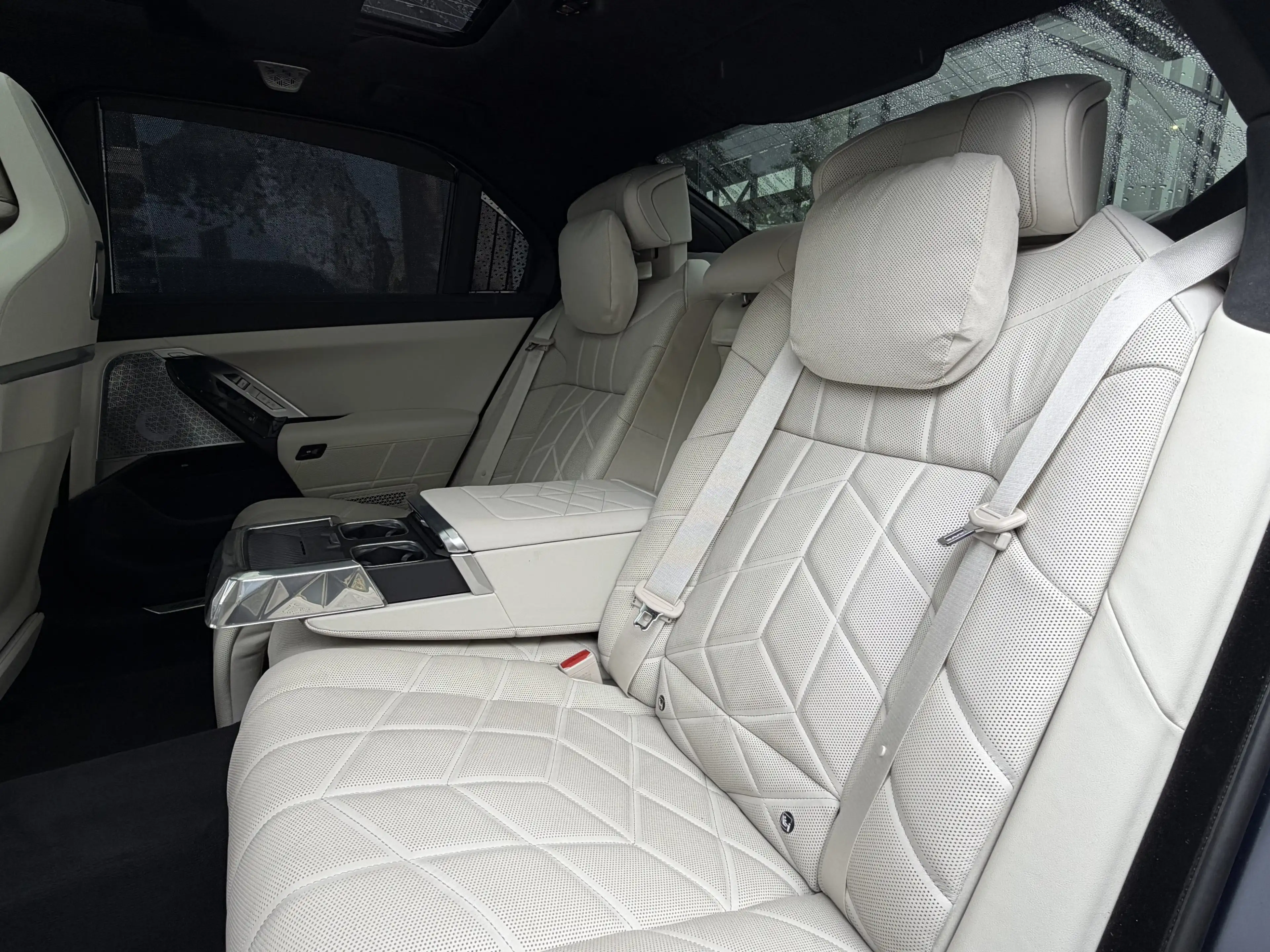 BMW i7 M70 xDrive M Sport INDIVIDUAL B&W TV Lounge — photo 9