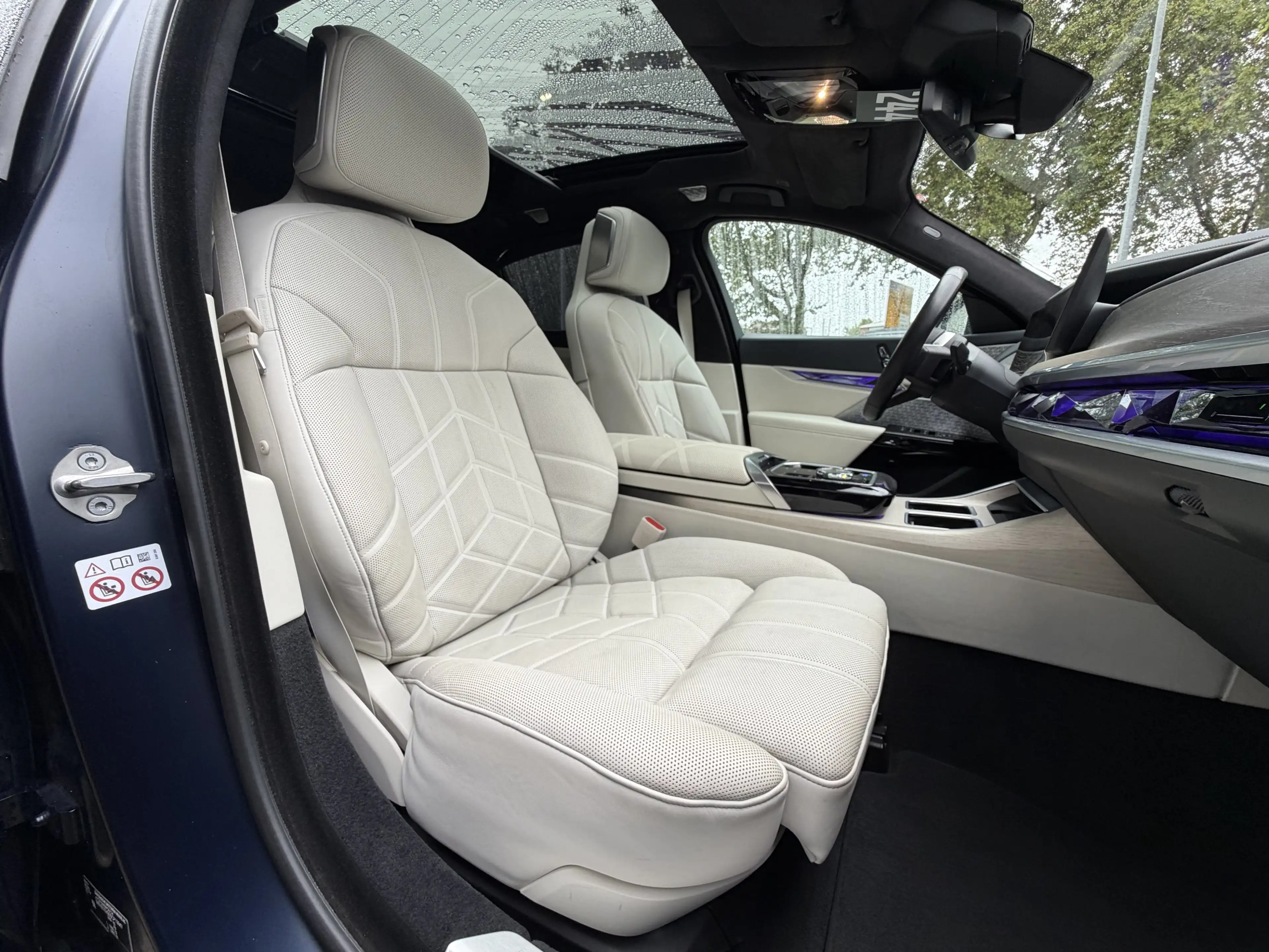 BMW i7 M70 xDrive M Sport INDIVIDUAL B&W TV Lounge — photo 7