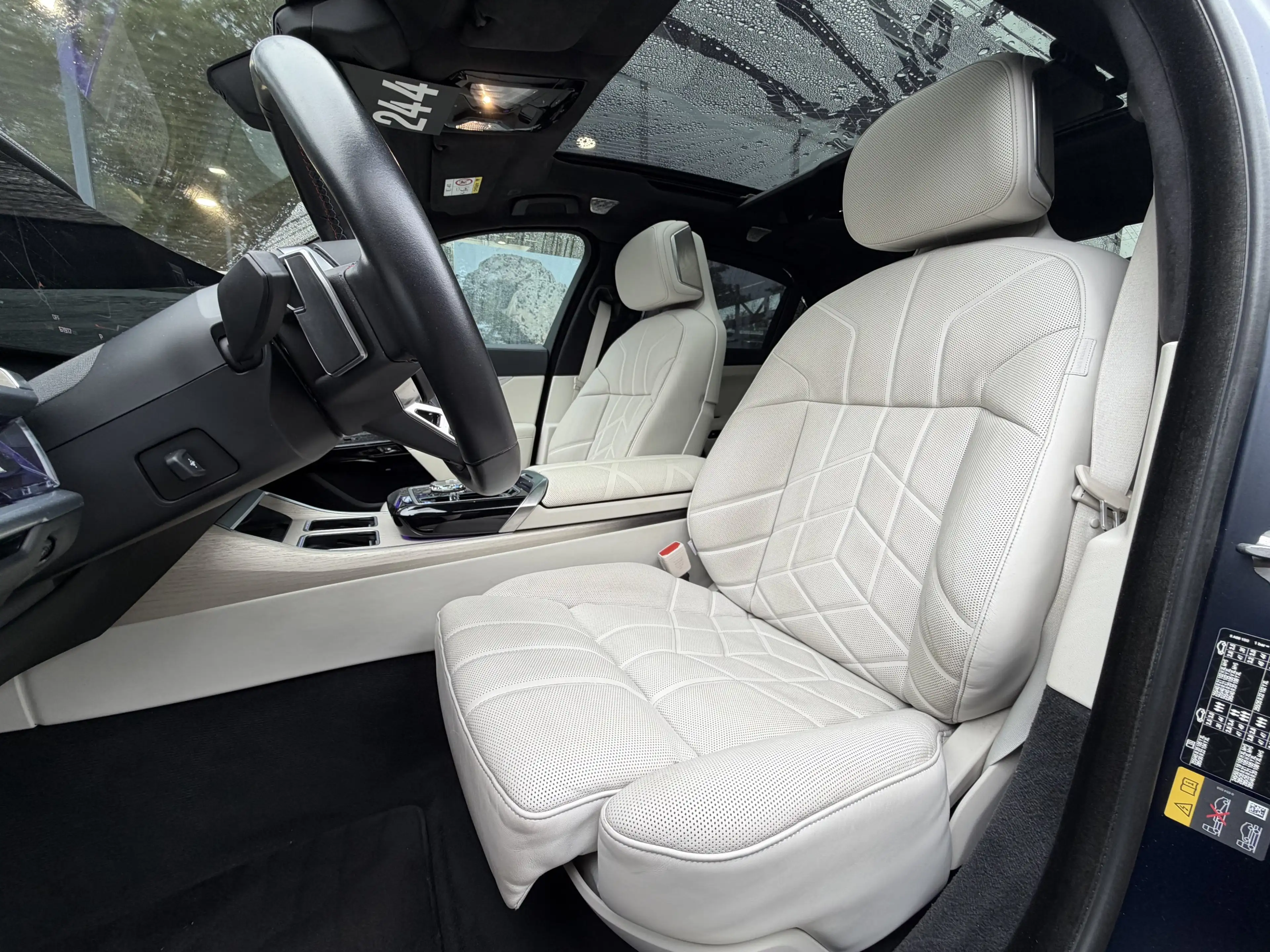 BMW i7 M70 xDrive M Sport INDIVIDUAL B&W TV Lounge — photo 6