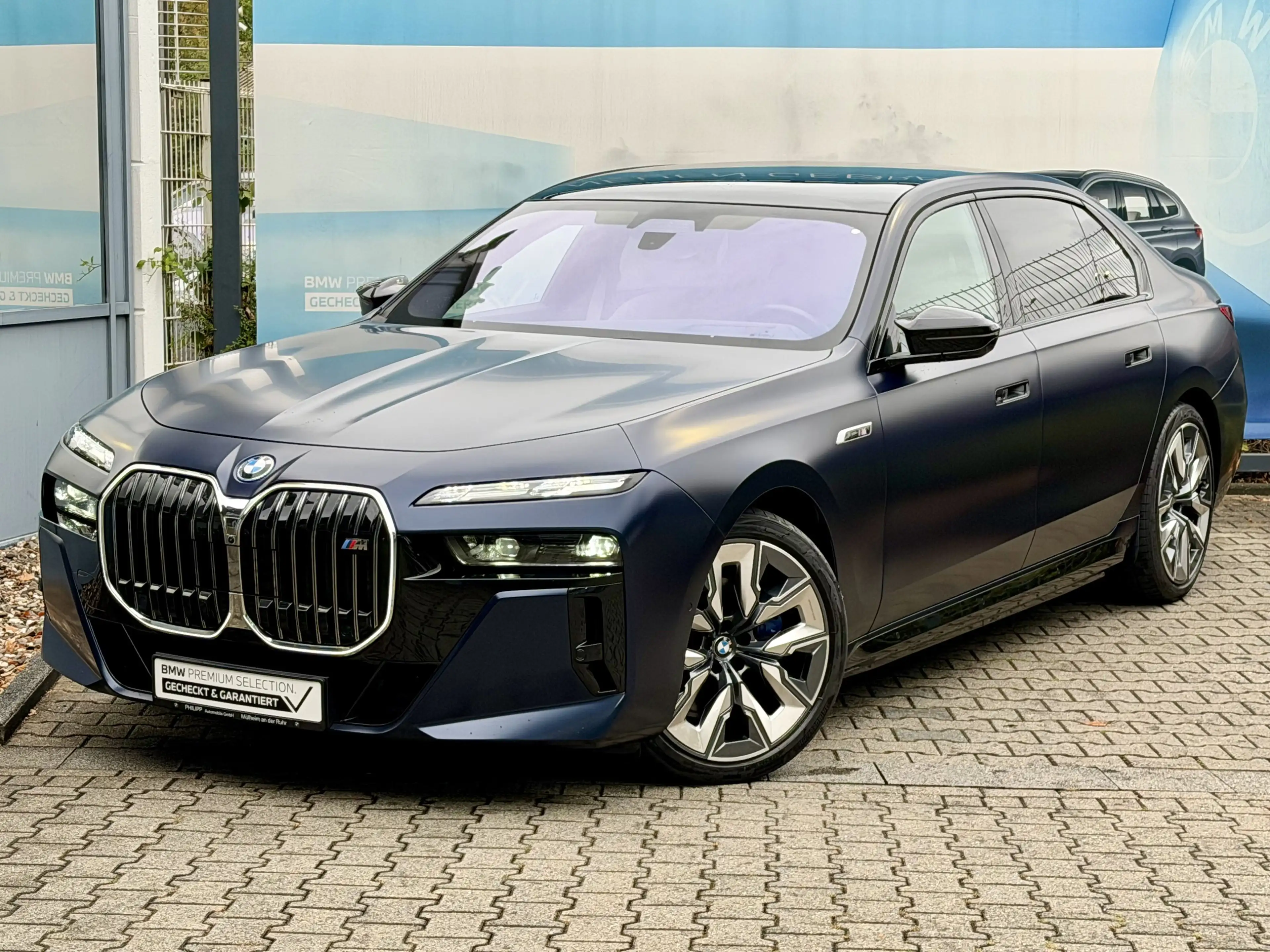BMW i7 M70 xDrive M Sport INDIVIDUAL B&W TV Lounge — photo 2