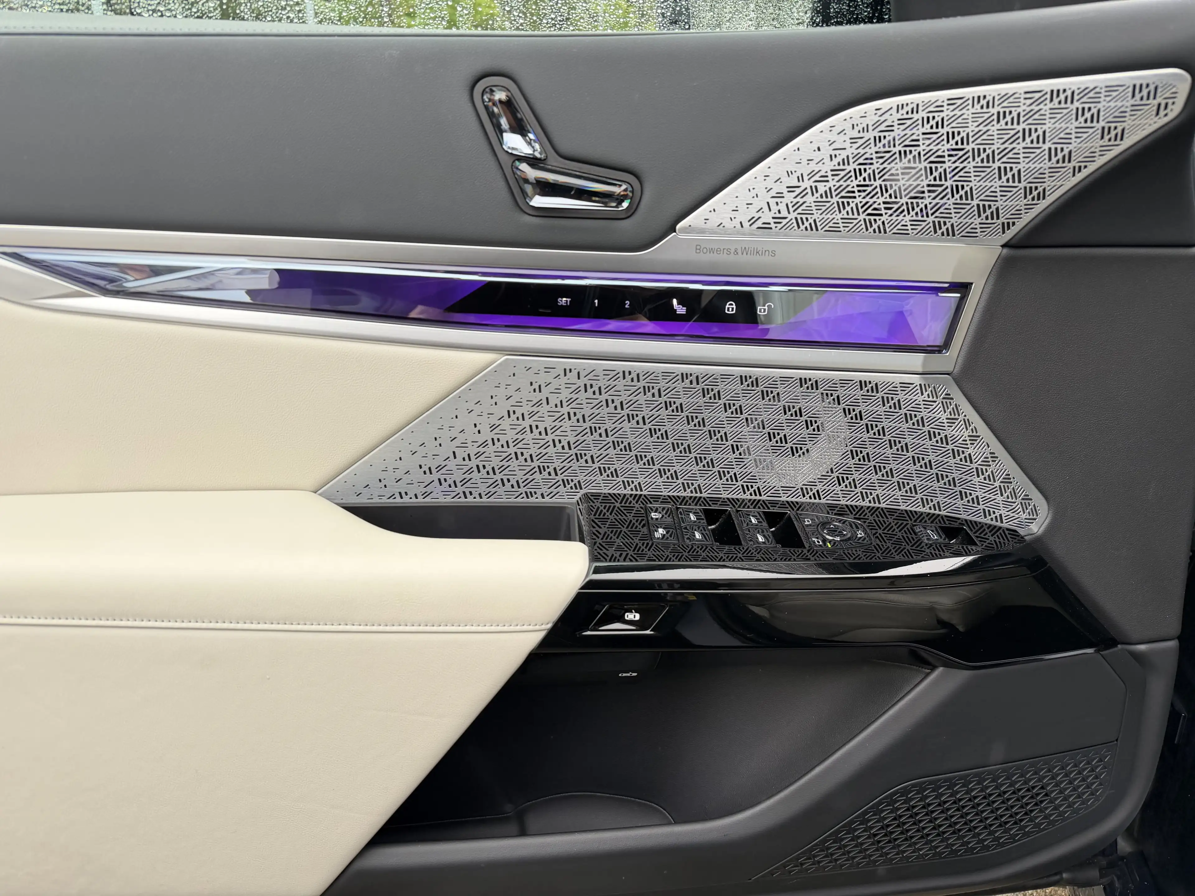 BMW i7 M70 xDrive M Sport INDIVIDUAL B&W TV Lounge — photo 10
