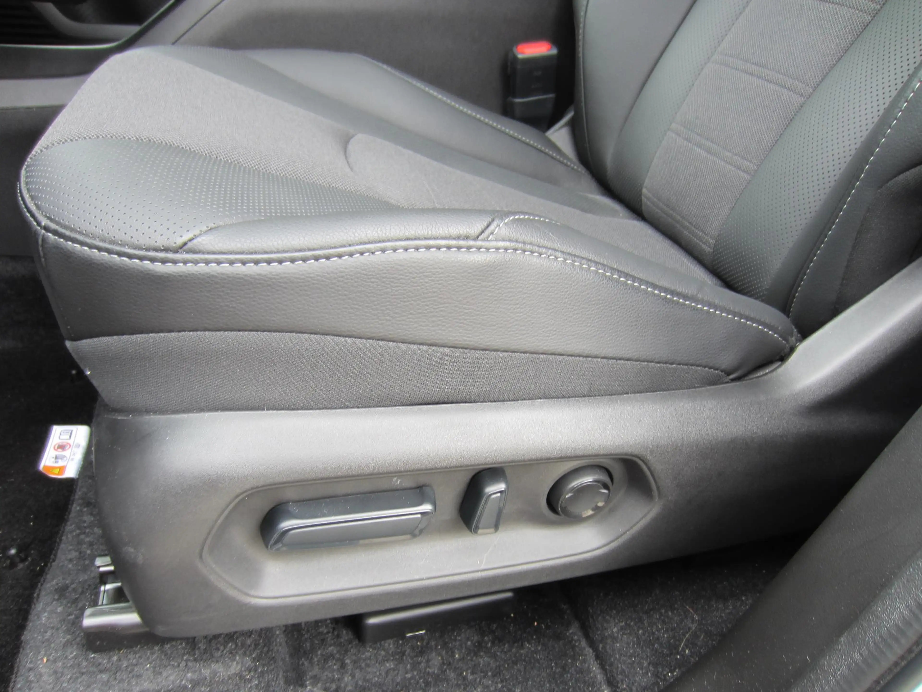 Toyota Urban Cruiser Executive 61 kWh All Seasons Panoramadak — photo 6