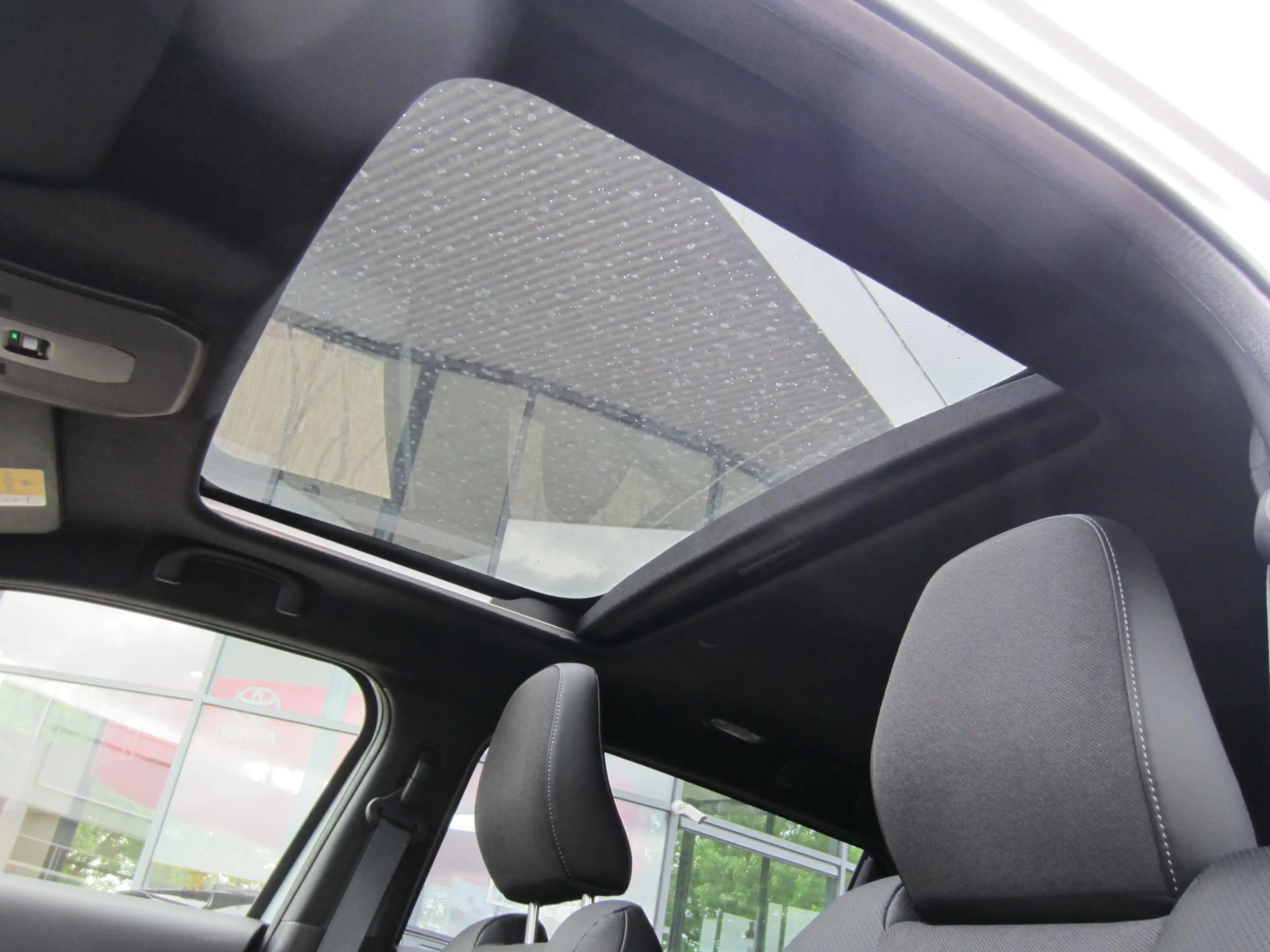 Toyota Urban Cruiser Executive 61 kWh All Seasons Panoramadak — photo 8