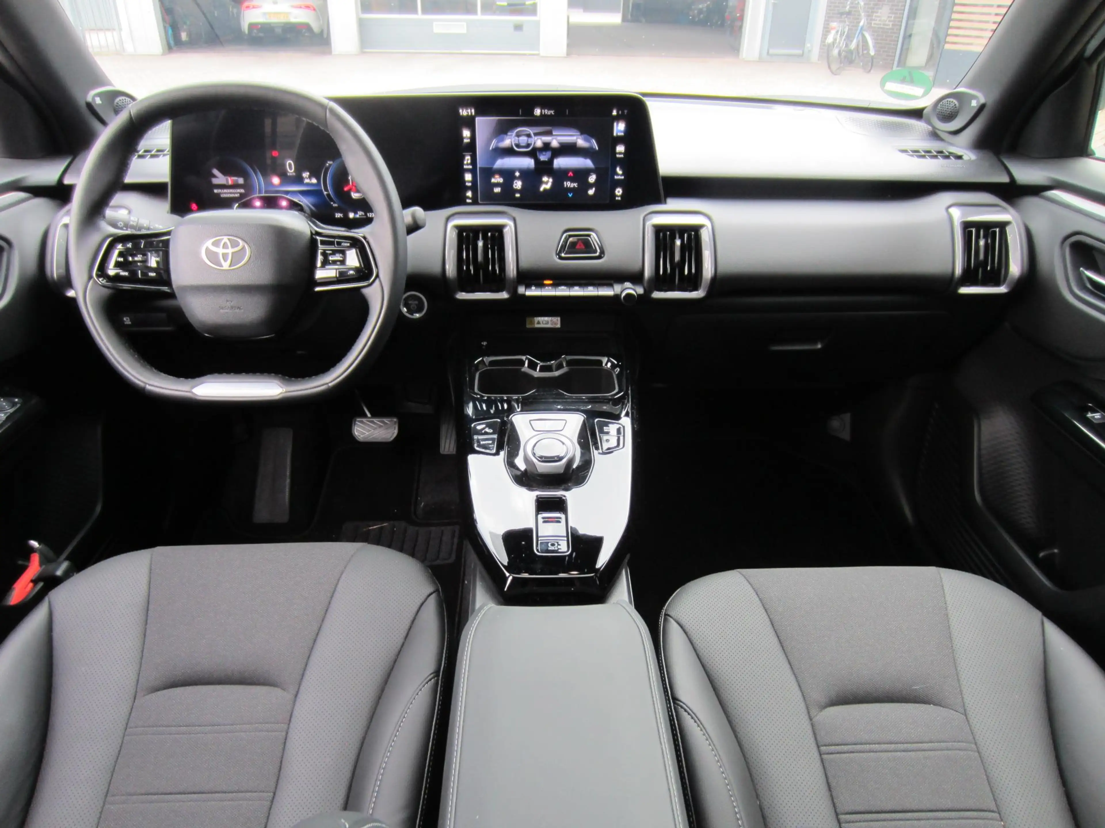 Toyota Urban Cruiser Executive 61 kWh All Seasons Panoramadak — photo 2