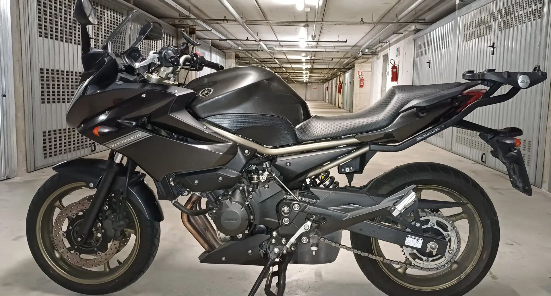 Yamaha XJ 6 Diversion Schwarz - 2