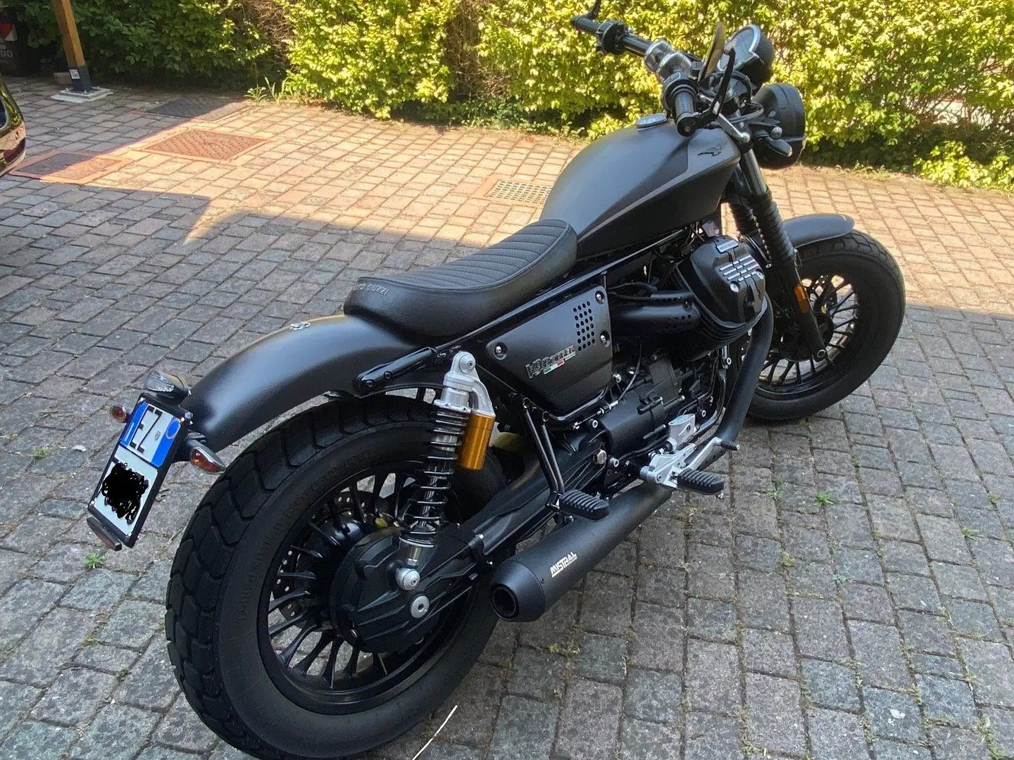 Moto Guzzi V 9 Bobber Black - 1