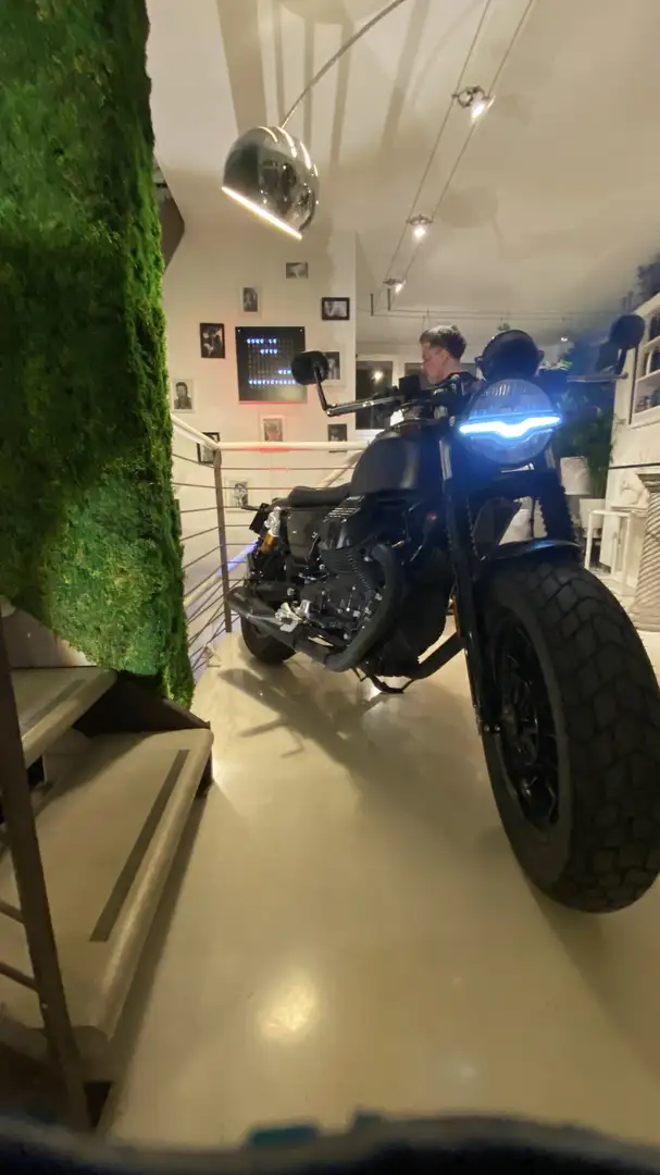 Moto Guzzi V 9 Bobber Negru - 1