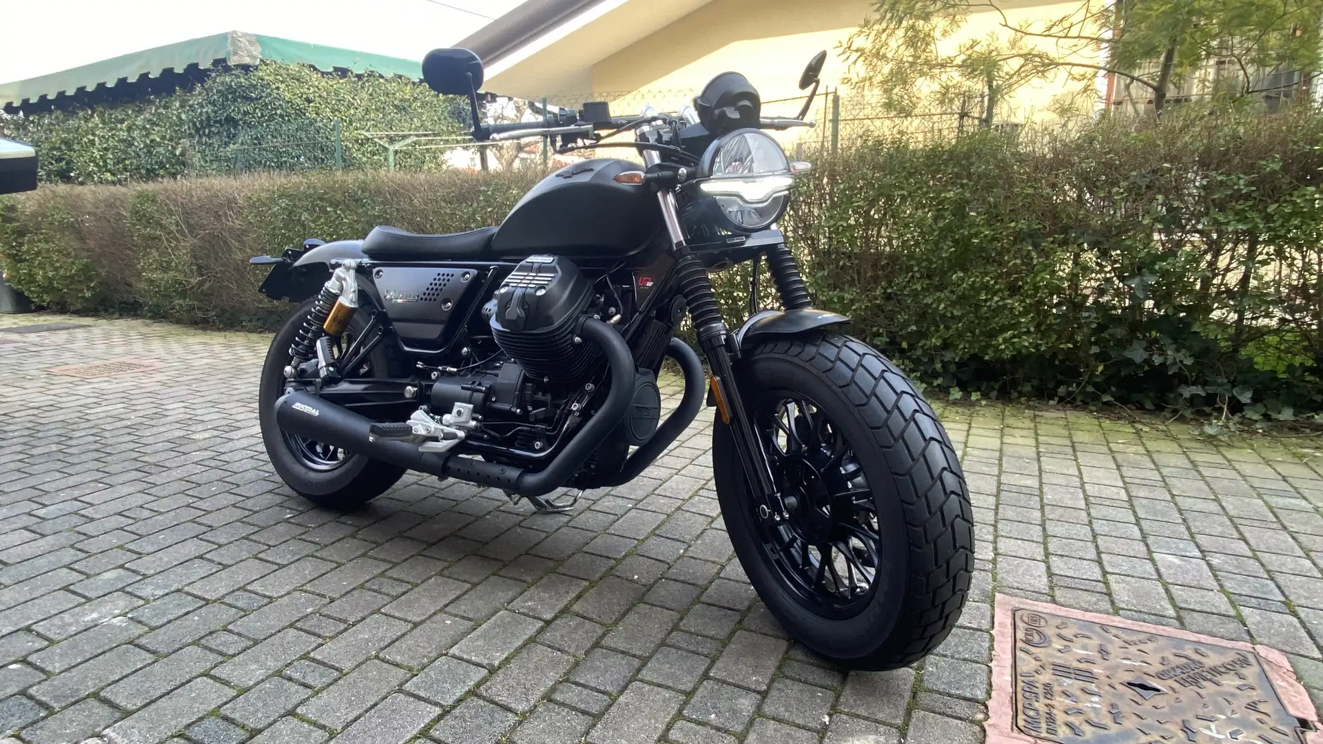Moto Guzzi V 9 Bobber Negru - 2