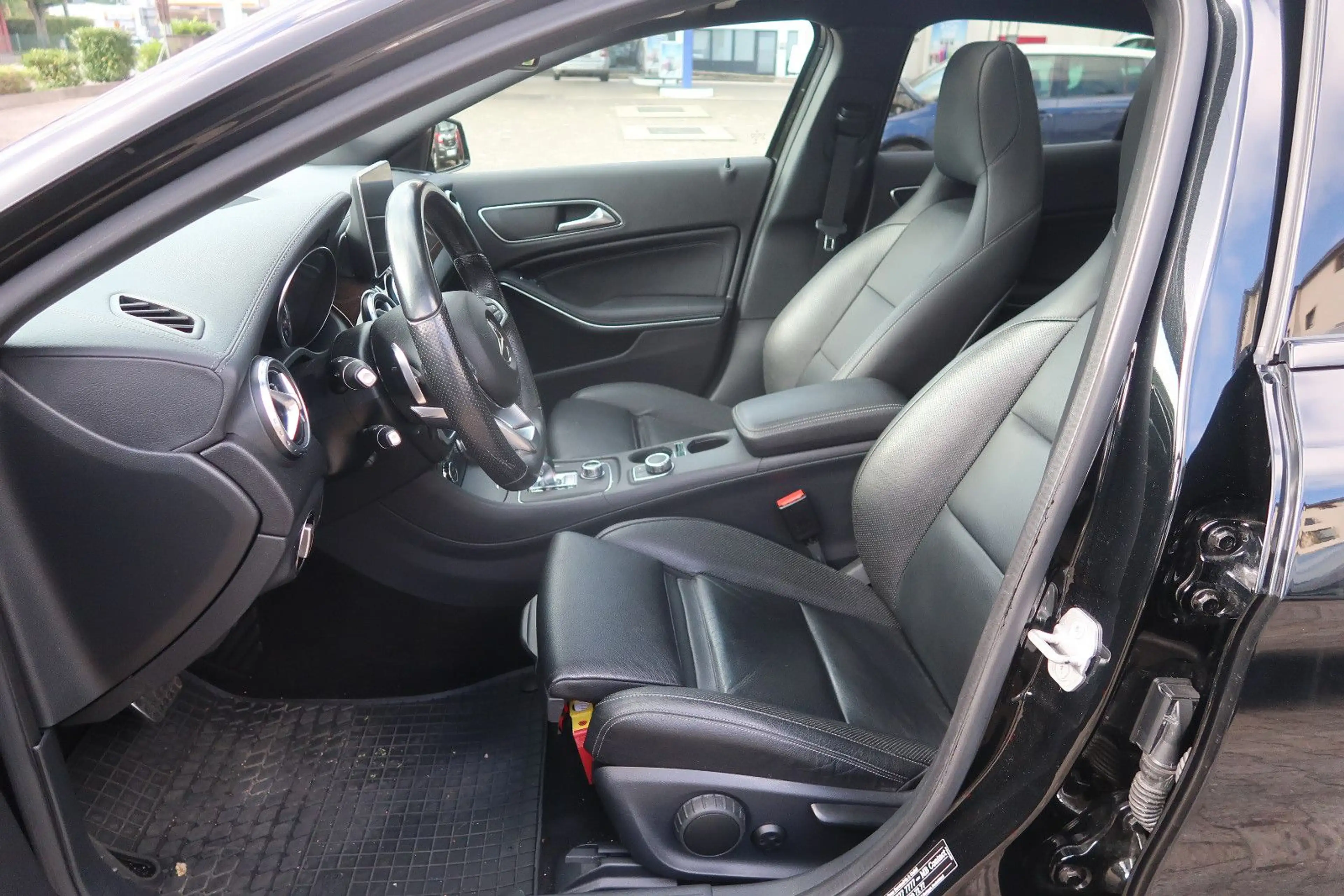Mercedes-Benz GLA 45 AMG 4Matic *PANORAMA *LEDER *KAMERA — photo 10