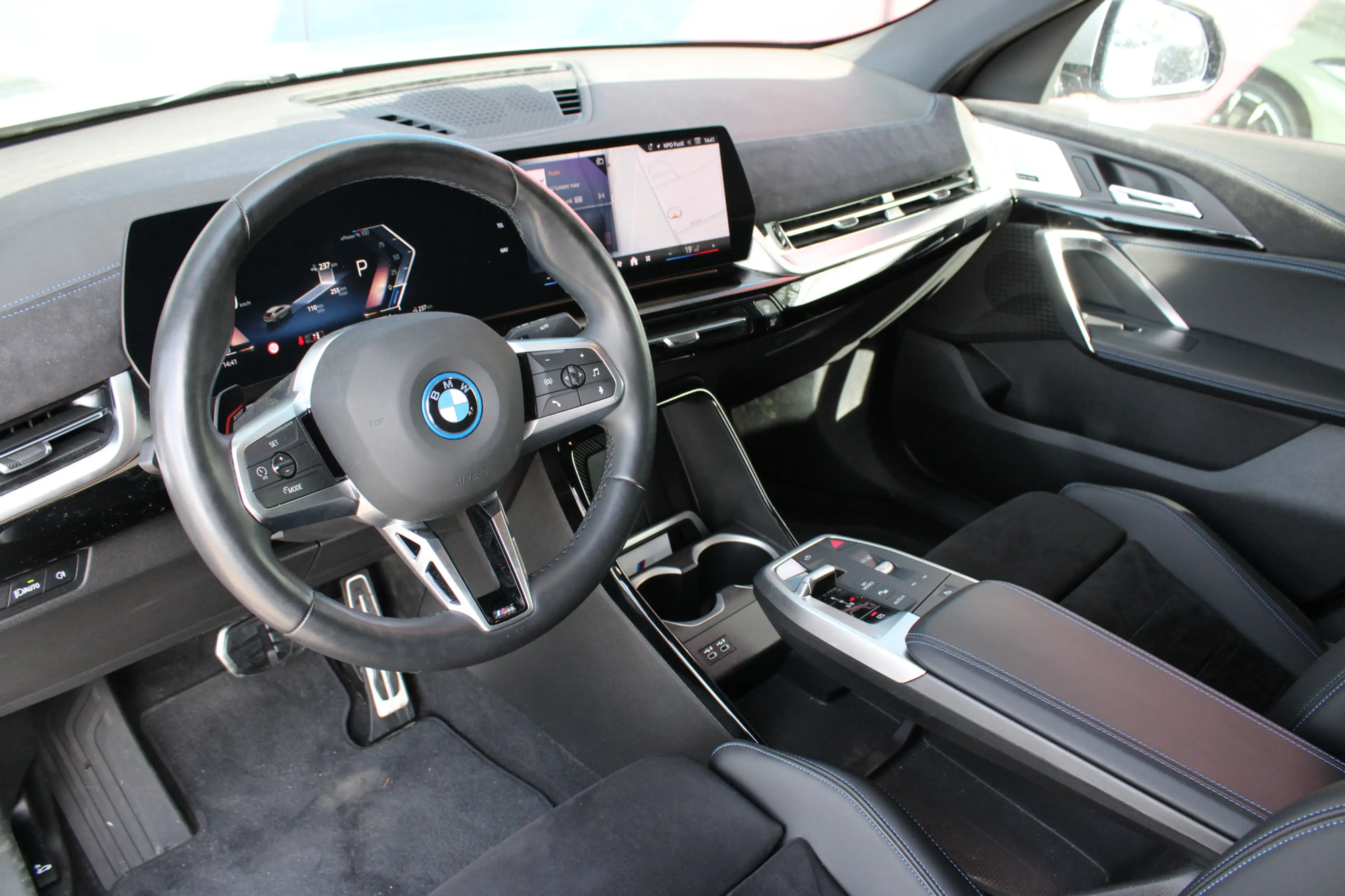 BMW iX2 xDrive30 M Sport / Sportstoelen / Comfort Access / — photo 13