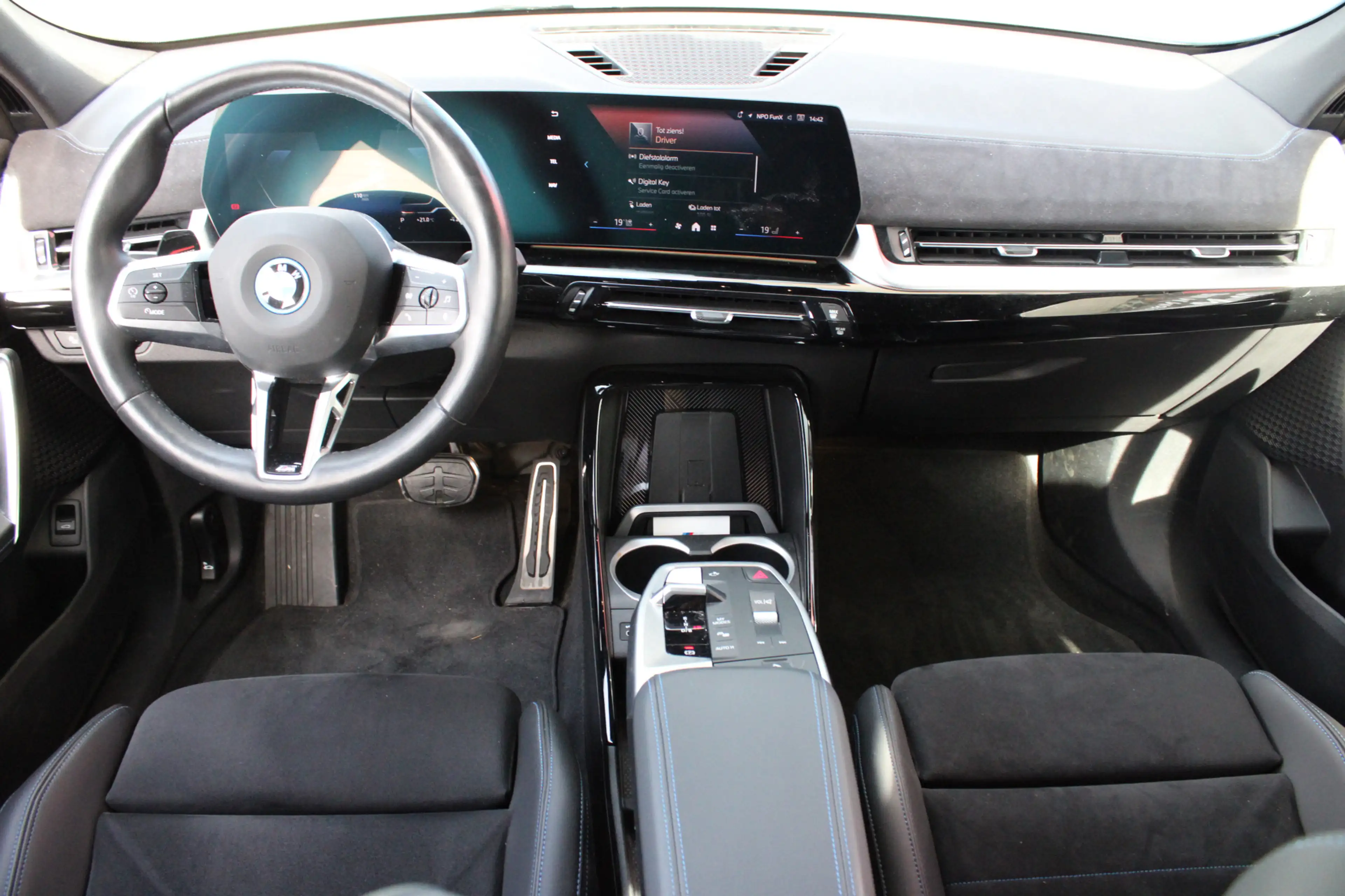 BMW iX2 xDrive30 M Sport / Sportstoelen / Comfort Access / — photo 4