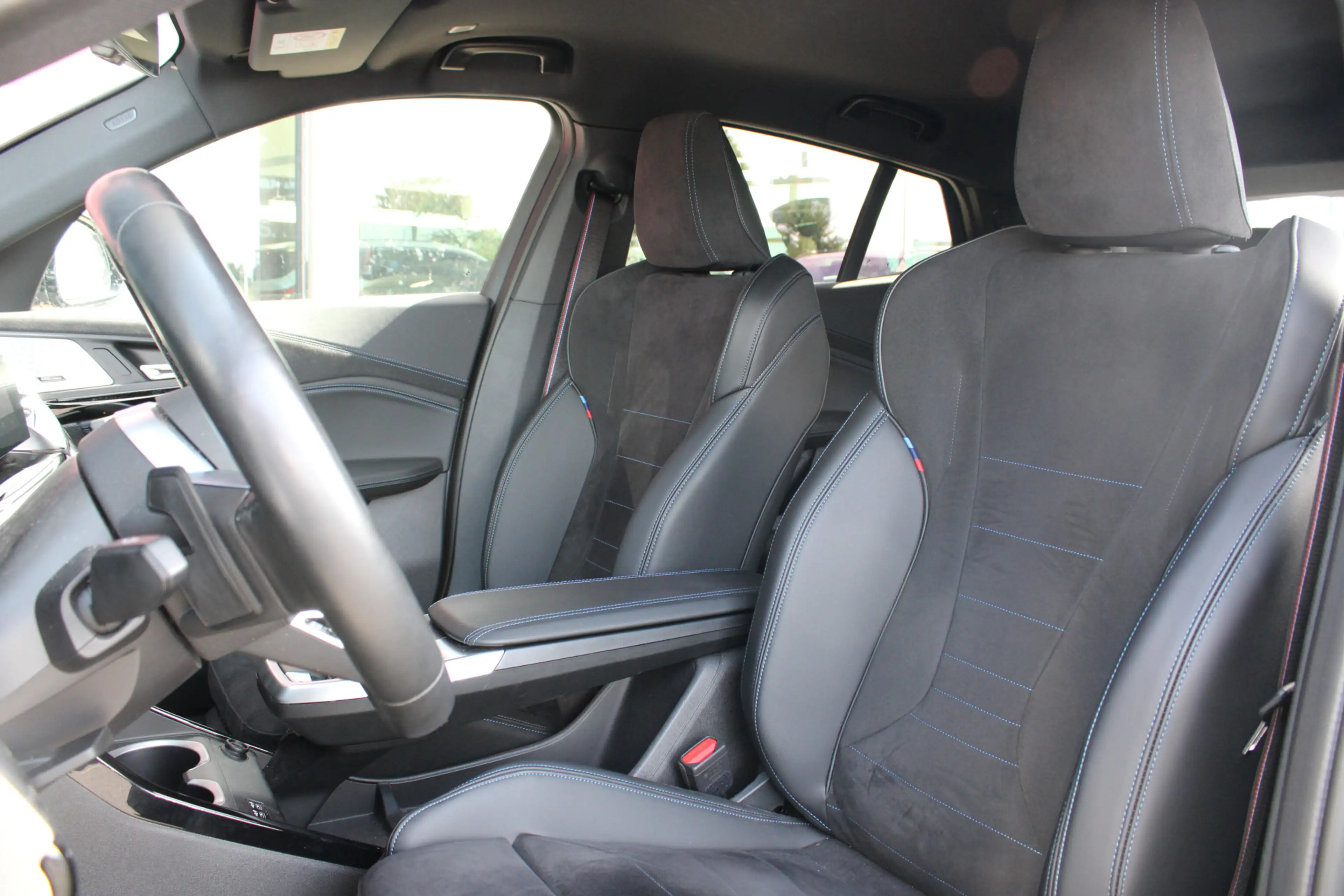 BMW iX2 xDrive30 M Sport / Sportstoelen / Comfort Access / — photo 2