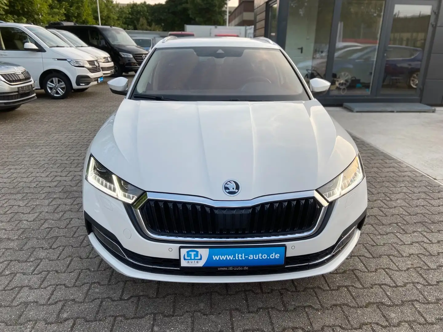 Skoda Octavia Combi Style 4x4 Standheizung AHK LED NAV Weiß - 2