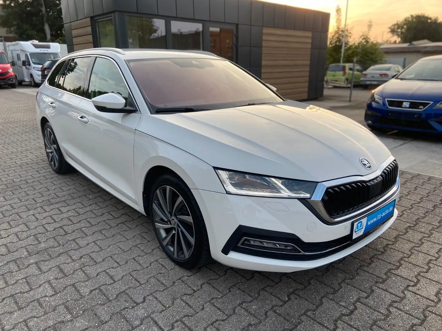 Skoda Octavia Combi Style 4x4 Standheizung AHK LED NAV Weiß - 1