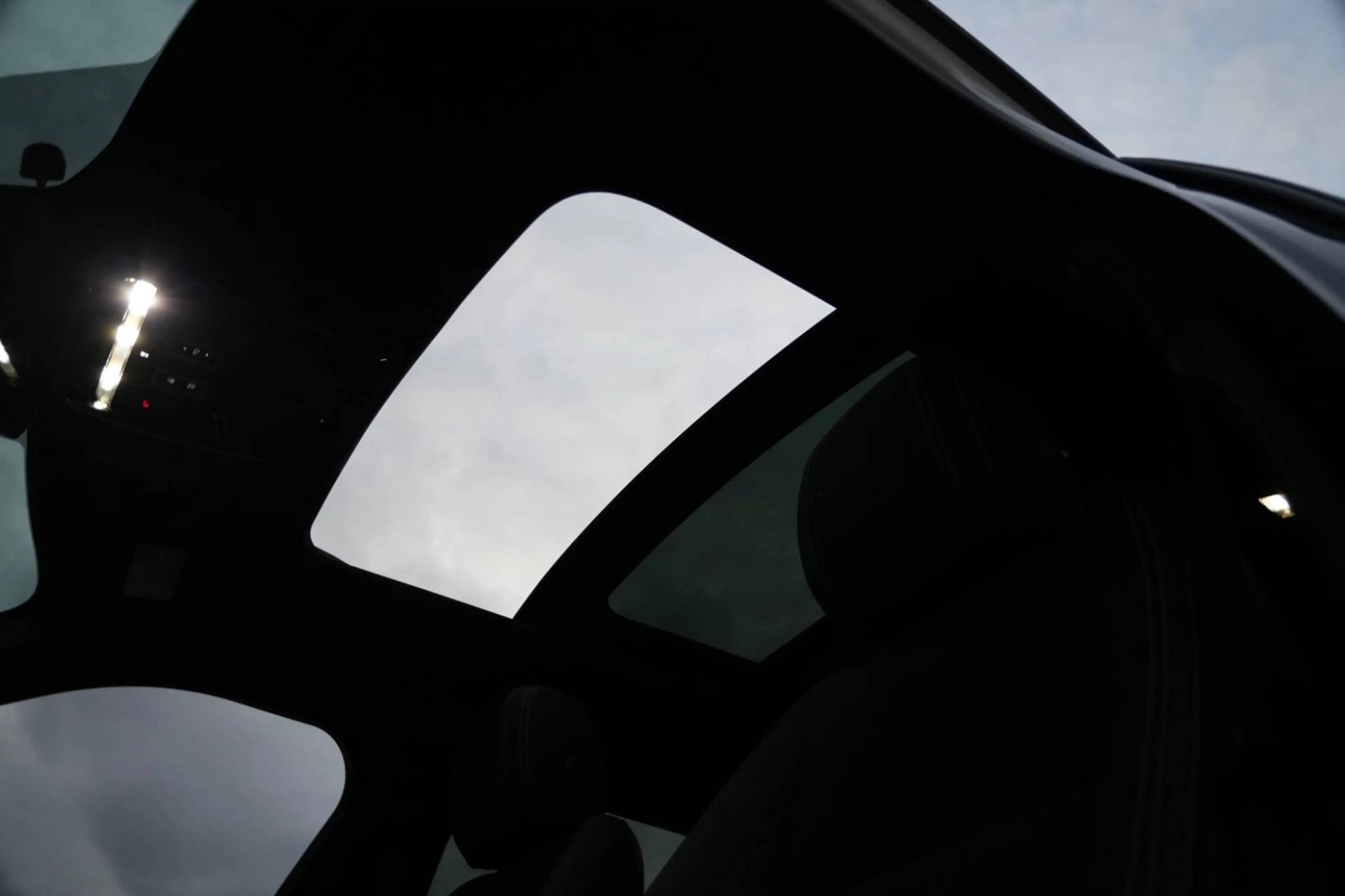 Land Rover Range Rover Velar R-Dynamic/KAMERA/PANO/LEDER — photo 16