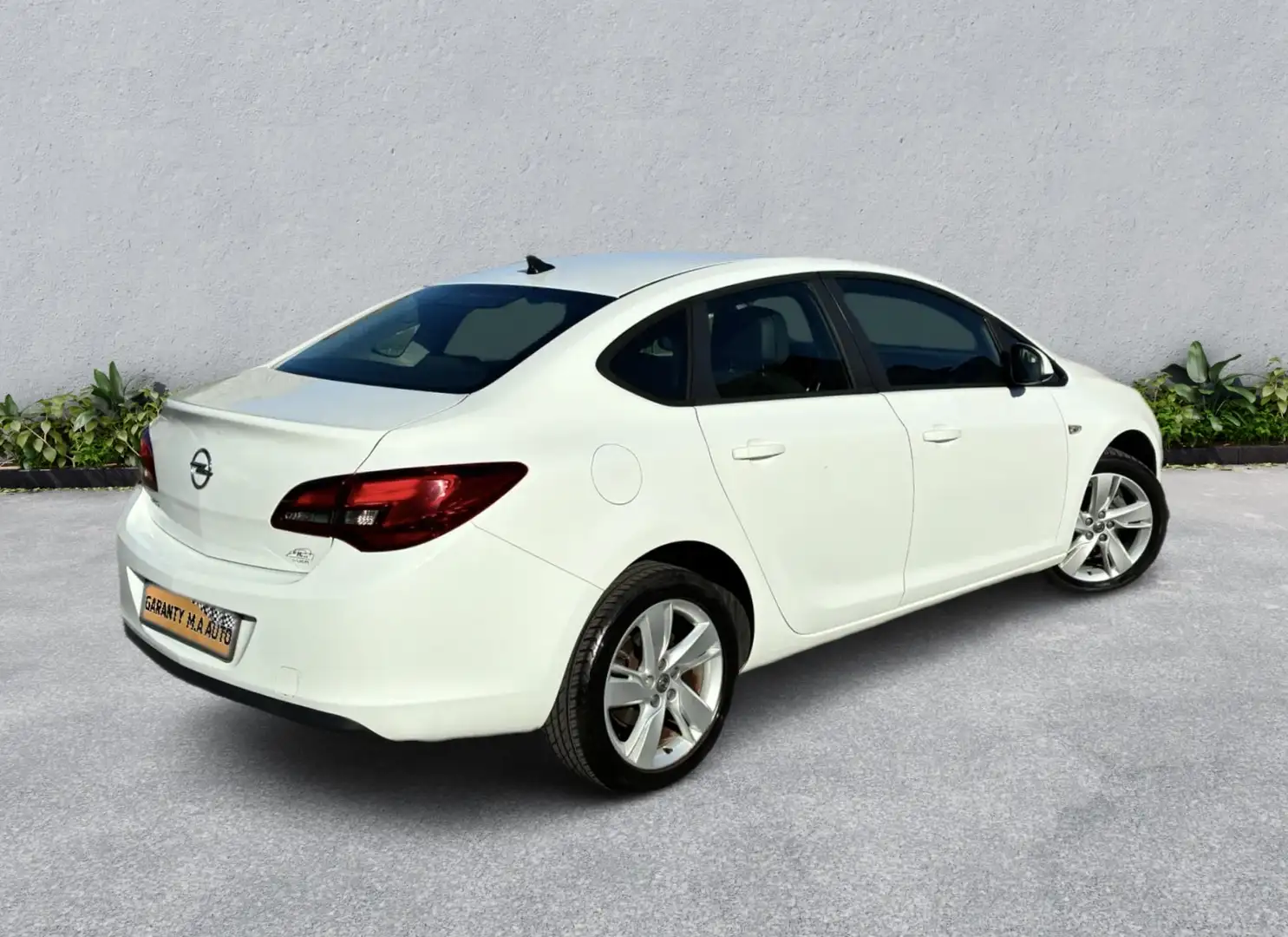 Opel Astra 1.4 Twinport 100 ch Blanc - 2