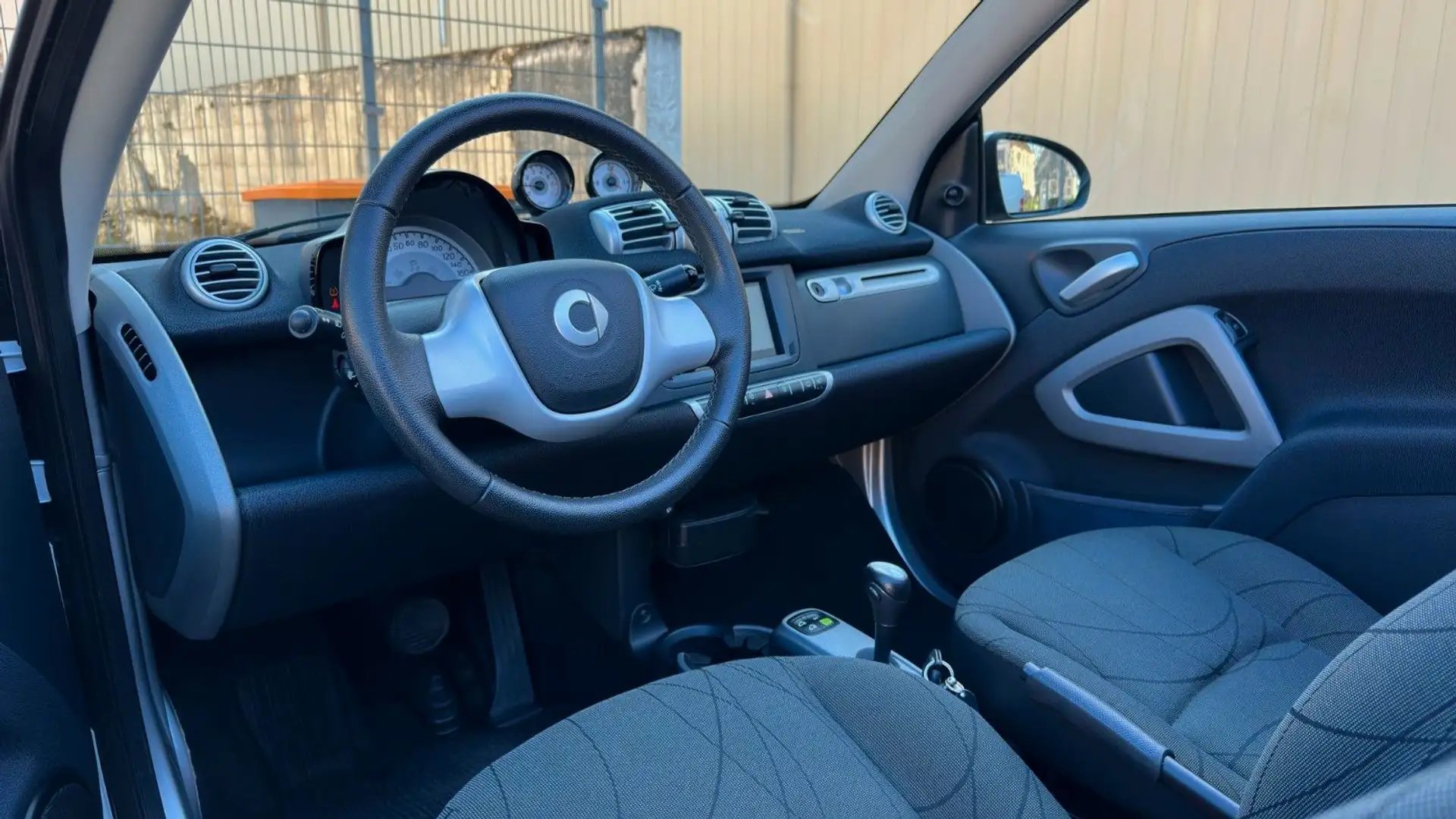 smart forTwo Cabrio Aut. BRABUS-STYLE! SERVO! CARPLAY! SHZ! Blanco - 2