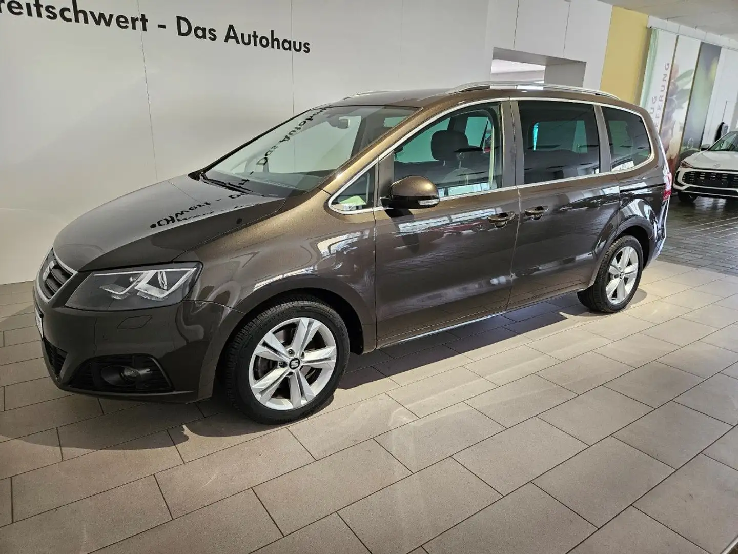 SEAT Alhambra 2.0 TDI Crono Plus AHK Xenon Navi GRA RFK Marrón - 2