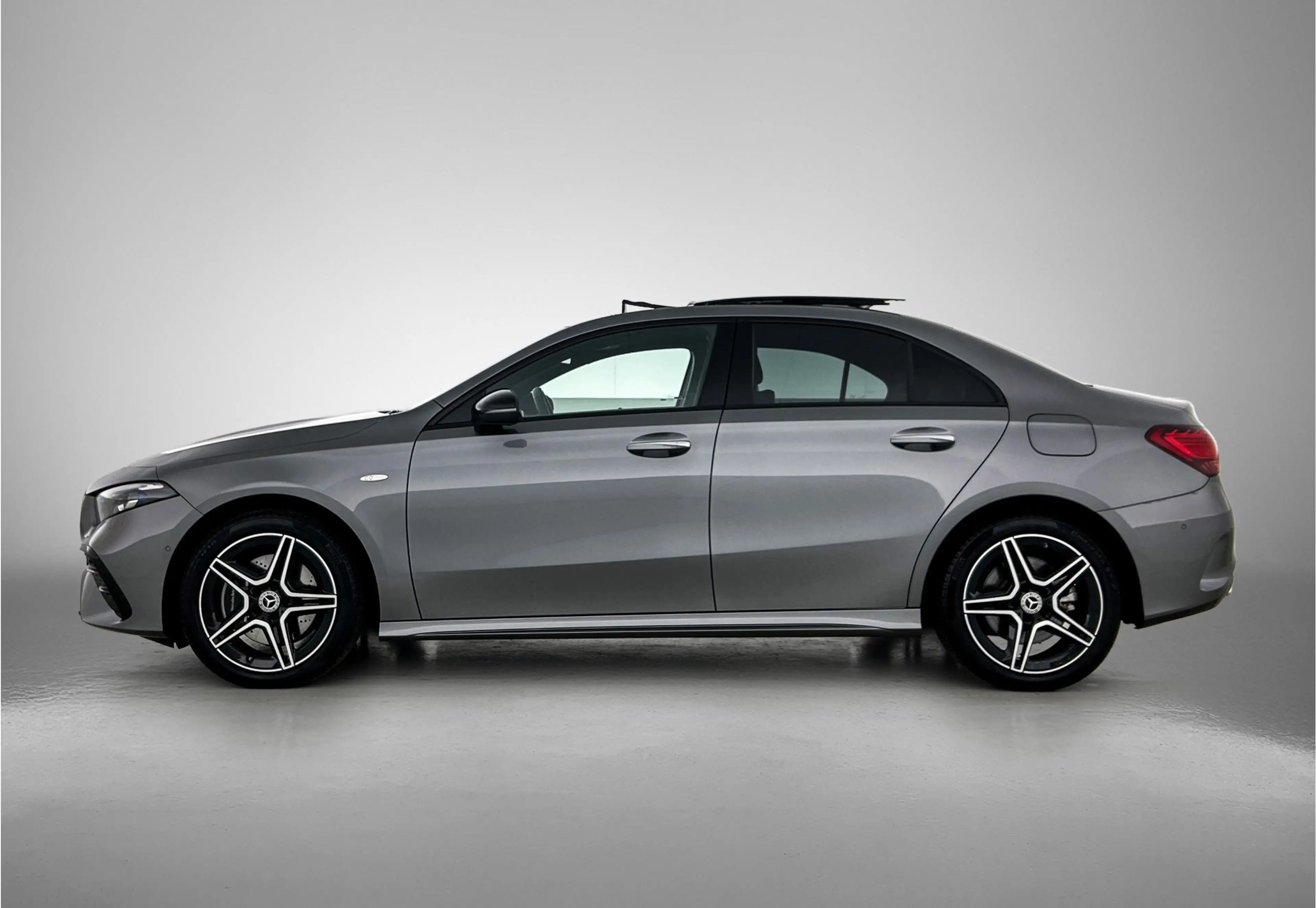 Mercedes-Benz A 250 e Business Solution AMG Trekhaak | AMG Line | Nigh — photo 4