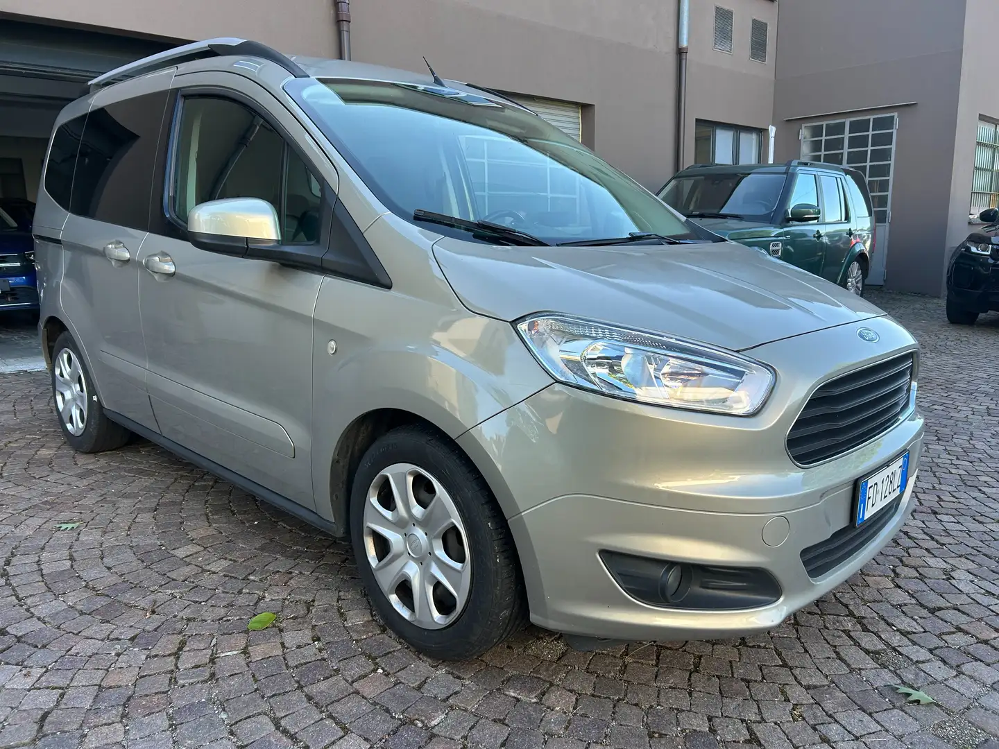 Ford Tourneo Courier Beige - 2