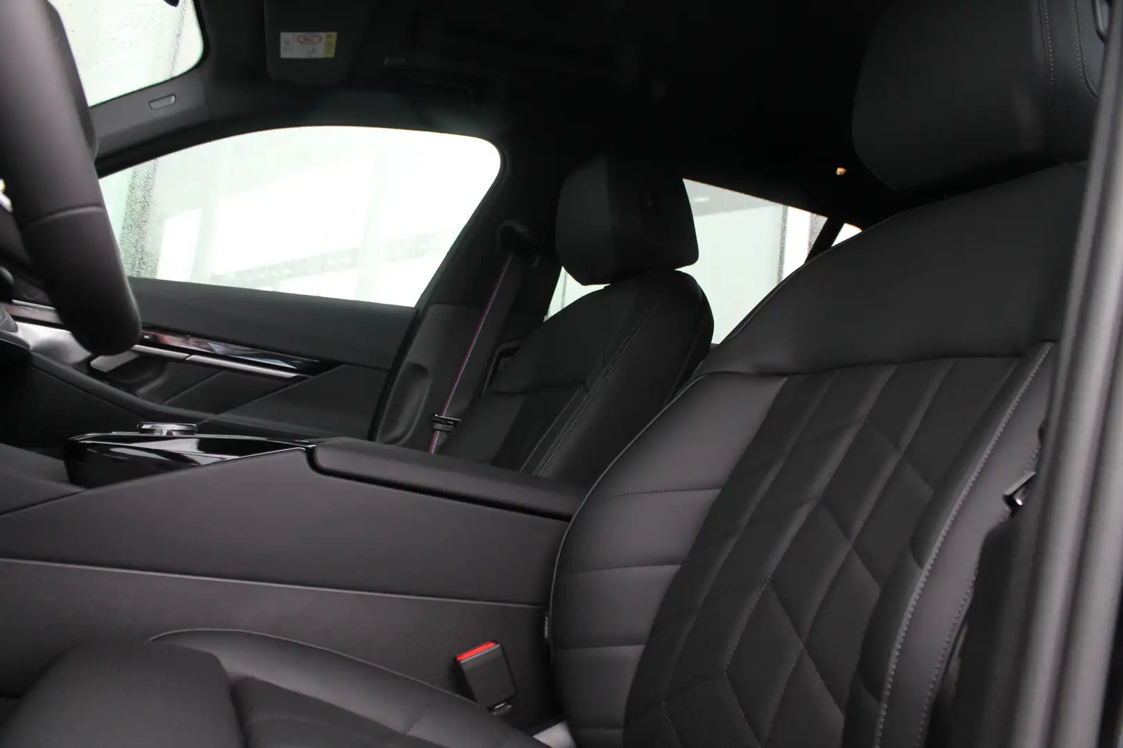 BMW i5 Touring eDrive40 M Sport / Panoramadak / Trekhaak Zwart - 2