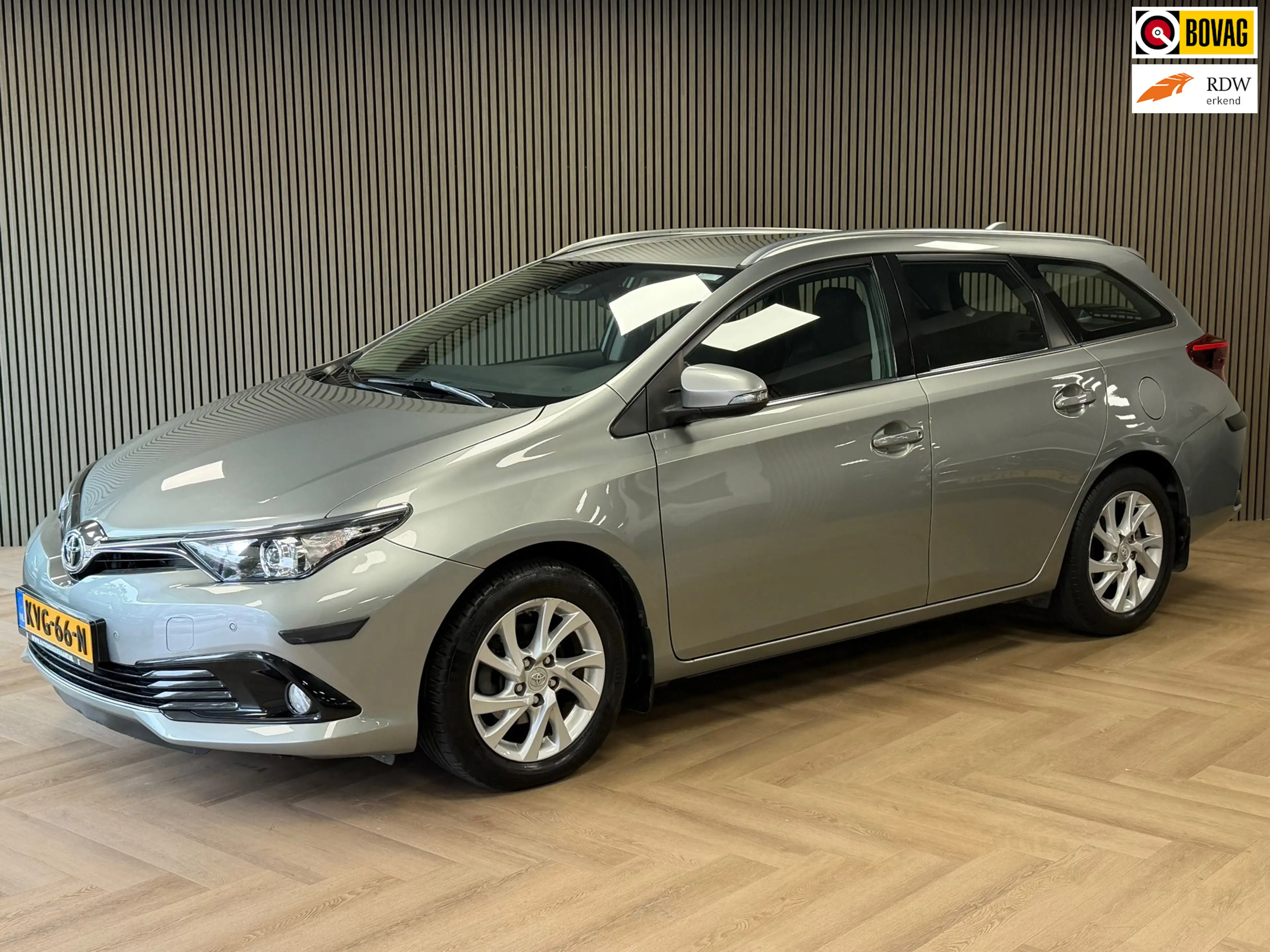 Toyota Auris Touring Sports 1.2T Aspiration TREKHAAK CAMERA KEY