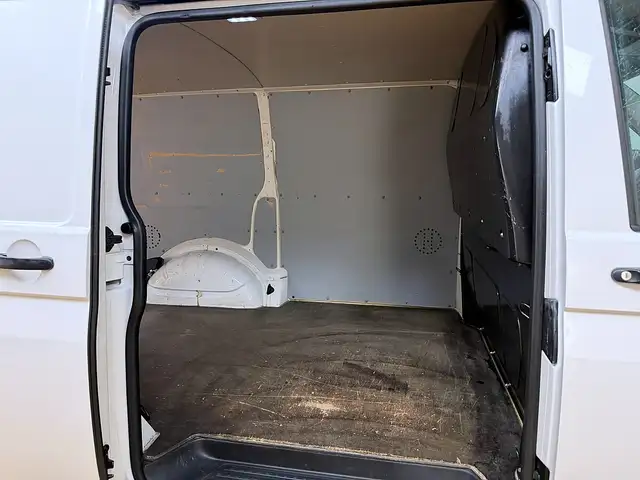 Volkswagen Transporter view 14