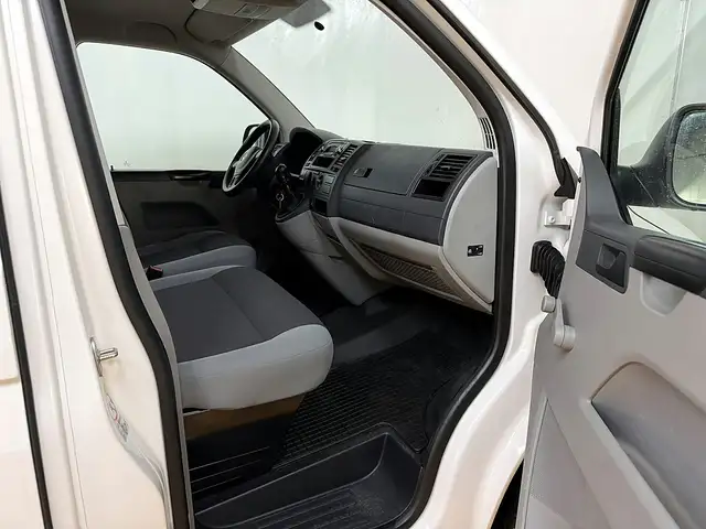 Volkswagen Transporter view 5