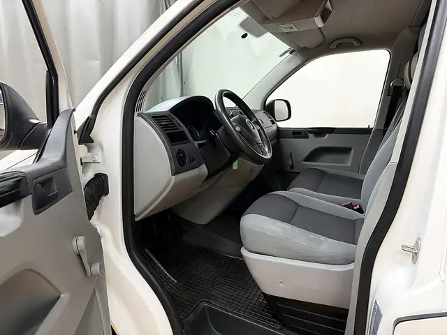 Volkswagen Transporter view 10
