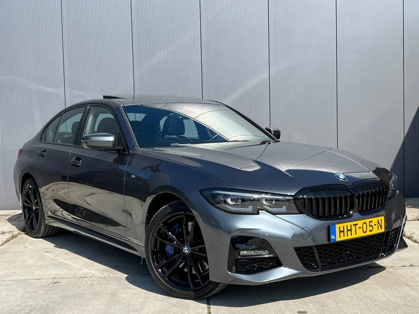 BMW 330 3-serie 330e xDrive High Executive / M-Sport / 19 Grijs - 2