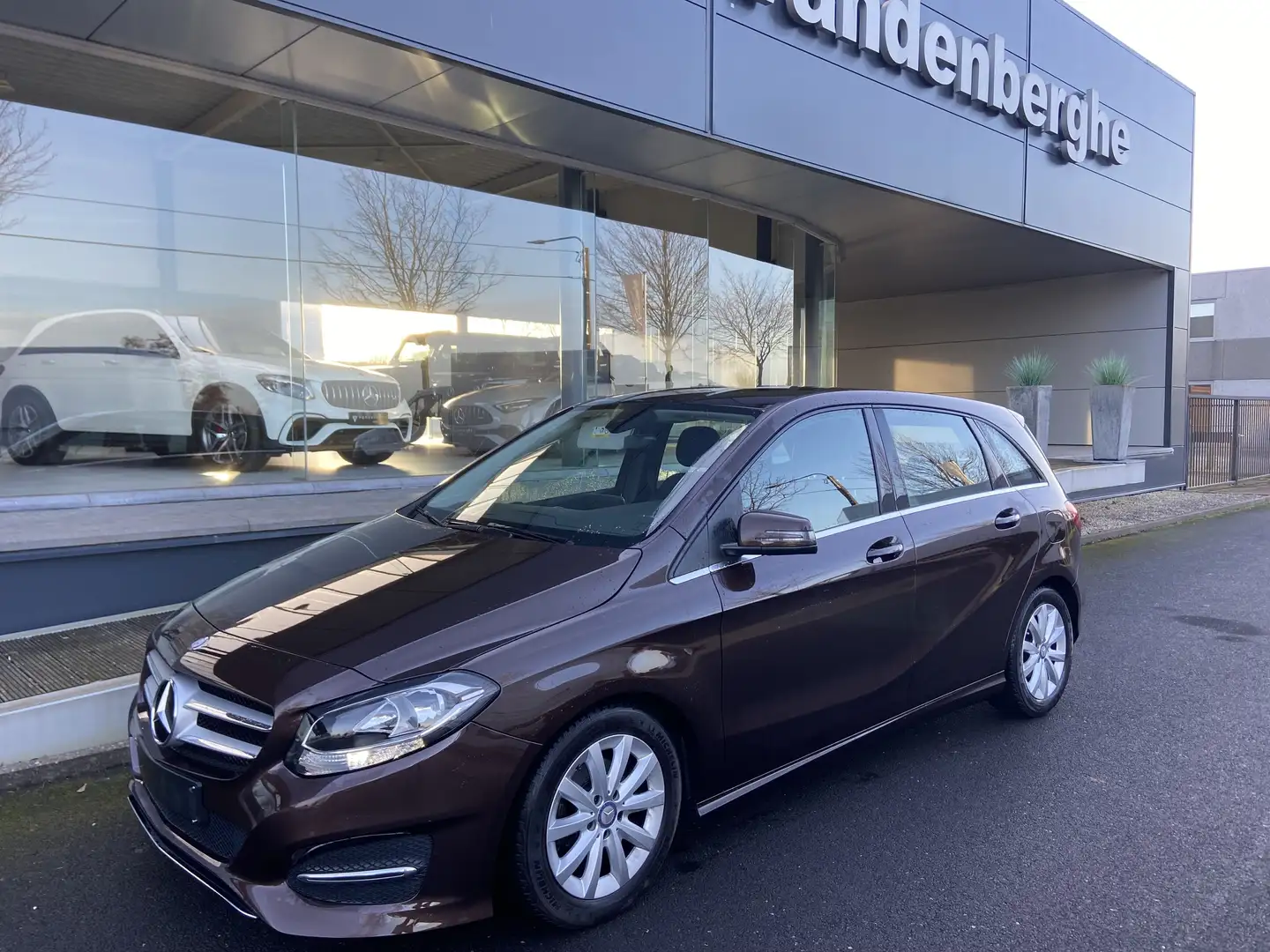 Mercedes-Benz B 180 d BE Edition  NAVI CAMERA NIEUWSTAAT Brun - 1