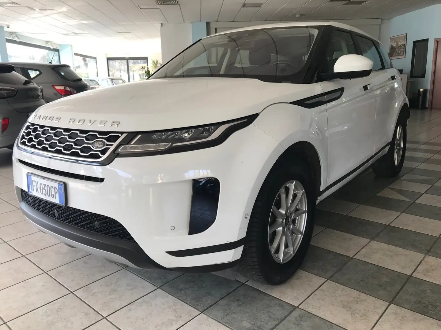 Land Rover Range Rover Evoque 2.0 i4 mhev R-Dynamic awd 200cv auto Bianco - 2