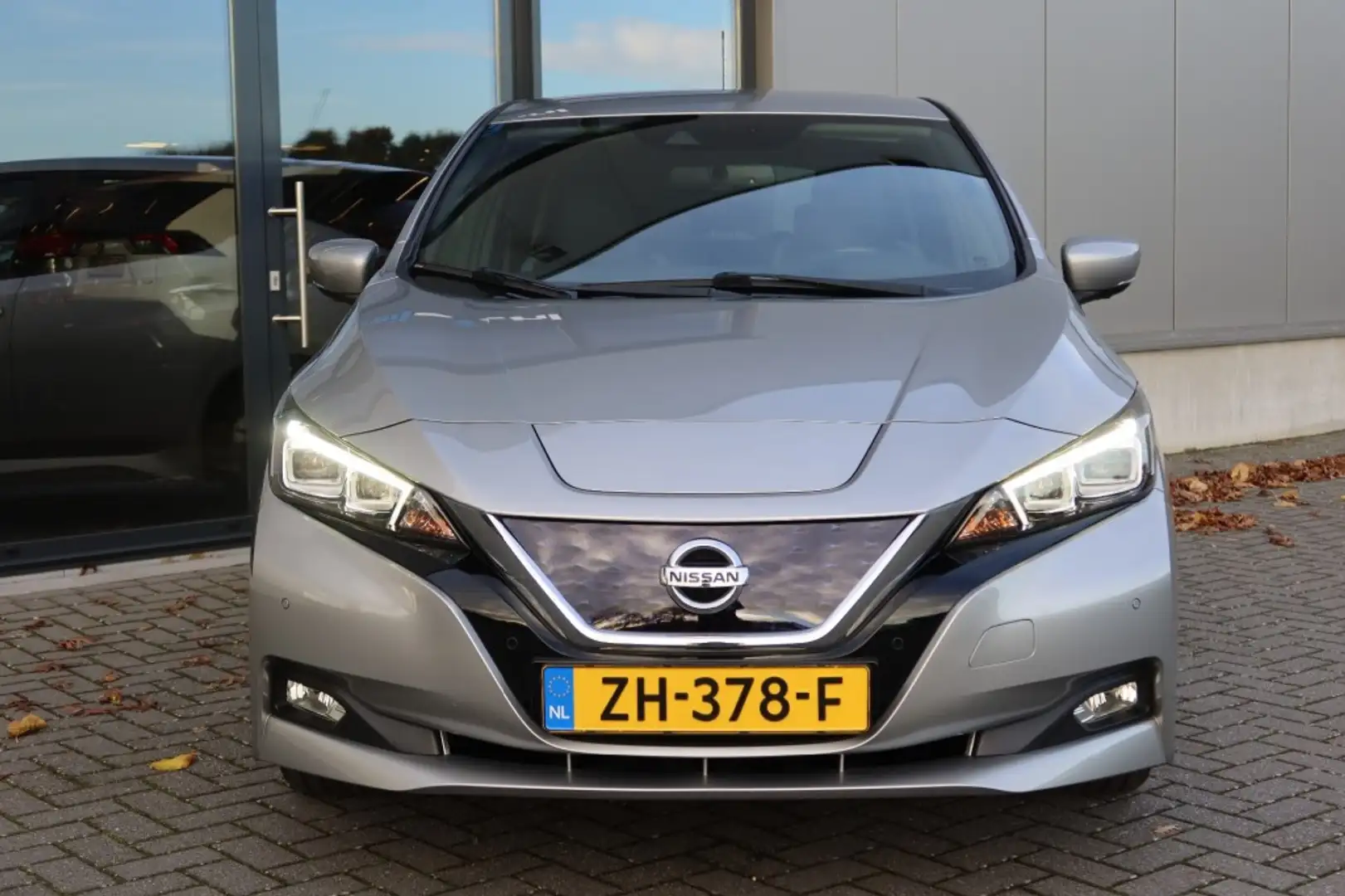 Nissan Leaf Tekna40 kWh NAVI, Camera, Leder bekl, Cruise, Led. Grijs - 2