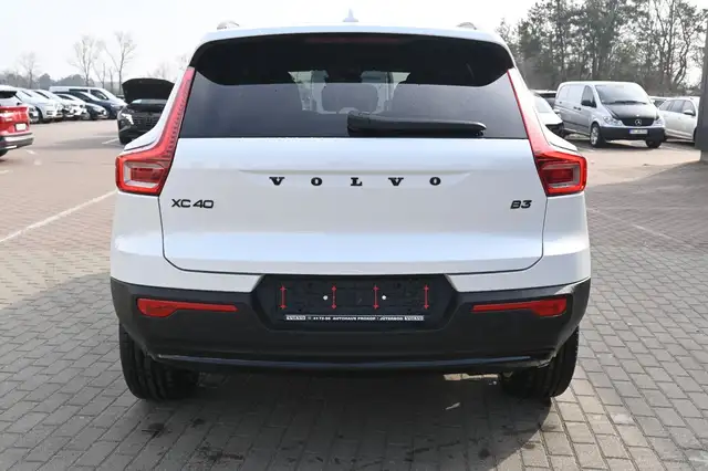 Volvo XC40 view 4