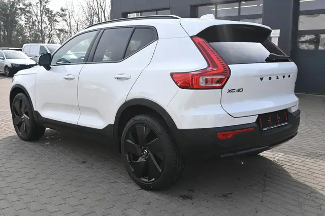 Volvo XC40 view 3