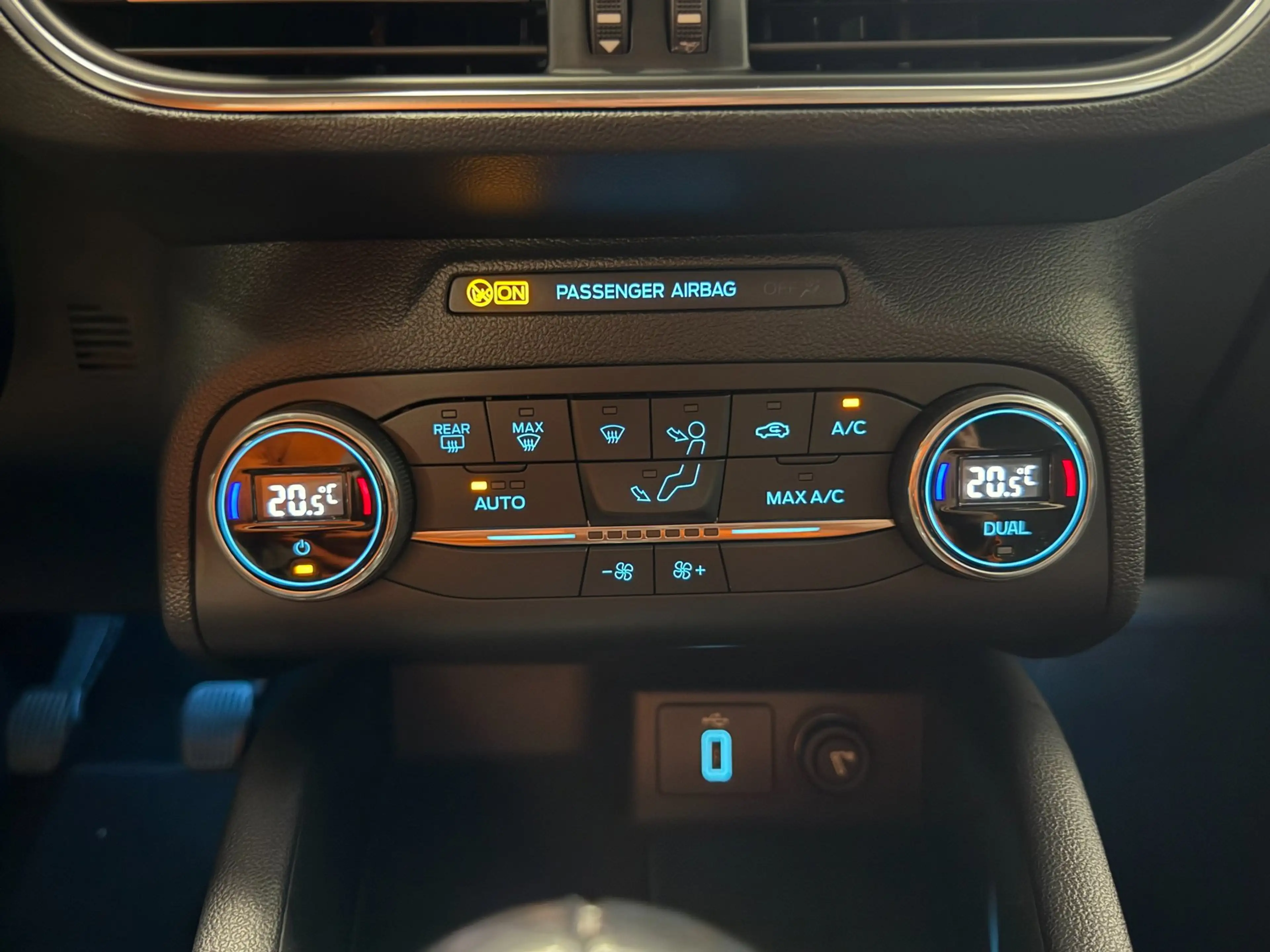 Ford Focus 1.0 EcoBoost ST Line Business|PDC|KEYLESS|CRUISE|S — photo 15