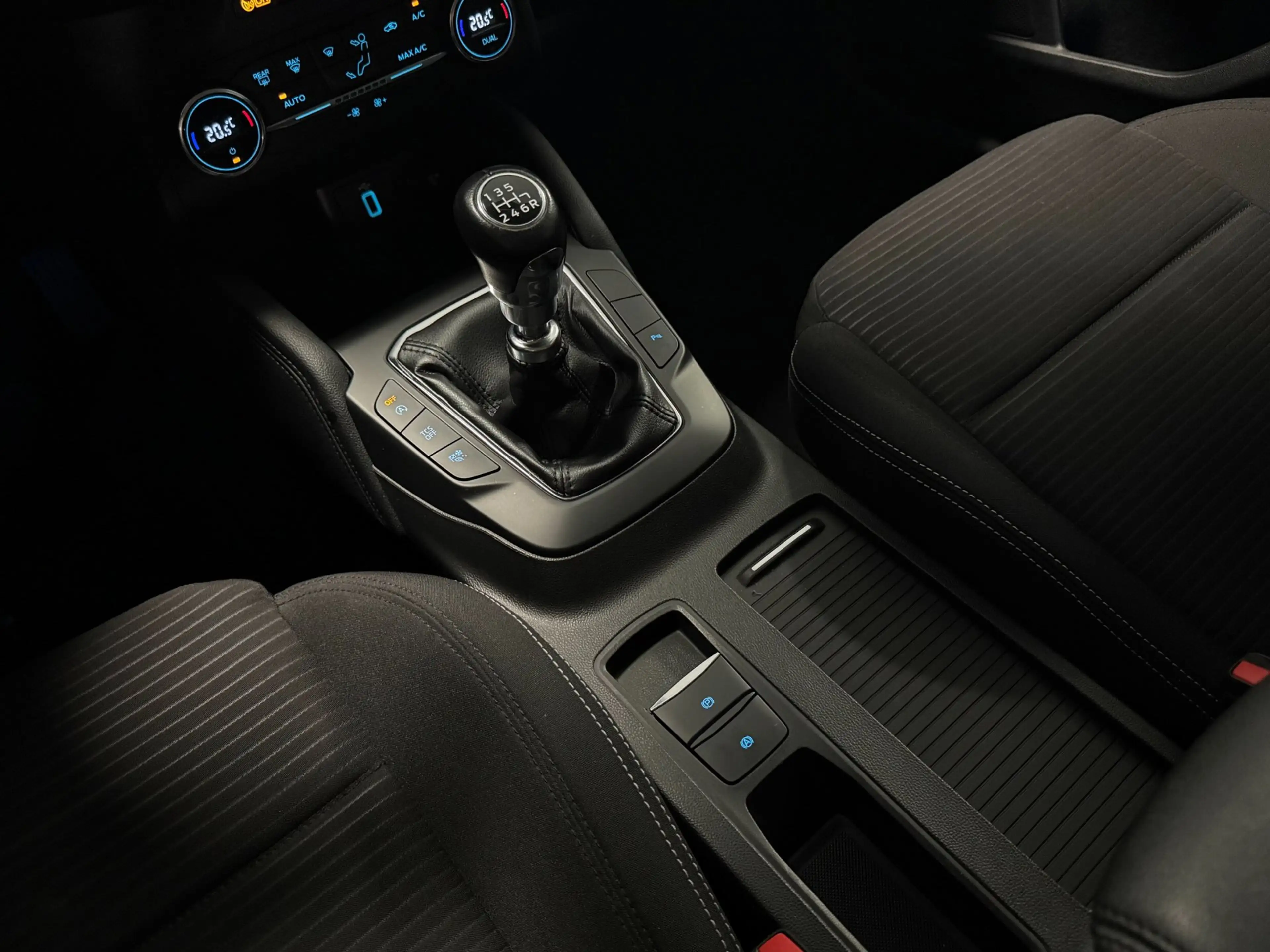 Ford Focus 1.0 EcoBoost ST Line Business|PDC|KEYLESS|CRUISE|S — photo 13