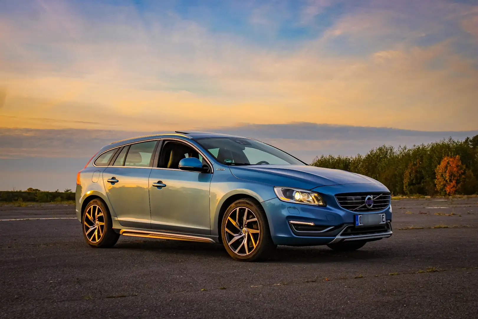 Volvo V60 D6 Plug-In-Hybrid AWD Geartronic Summum Blau - 2