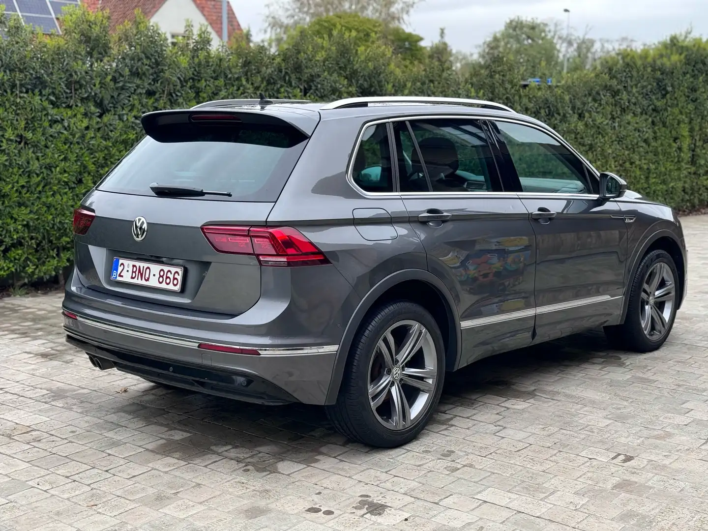 Volkswagen Tiguan 2.0 TDI 4Motion DSG // R Line // Lane Assist // Grijs - 2