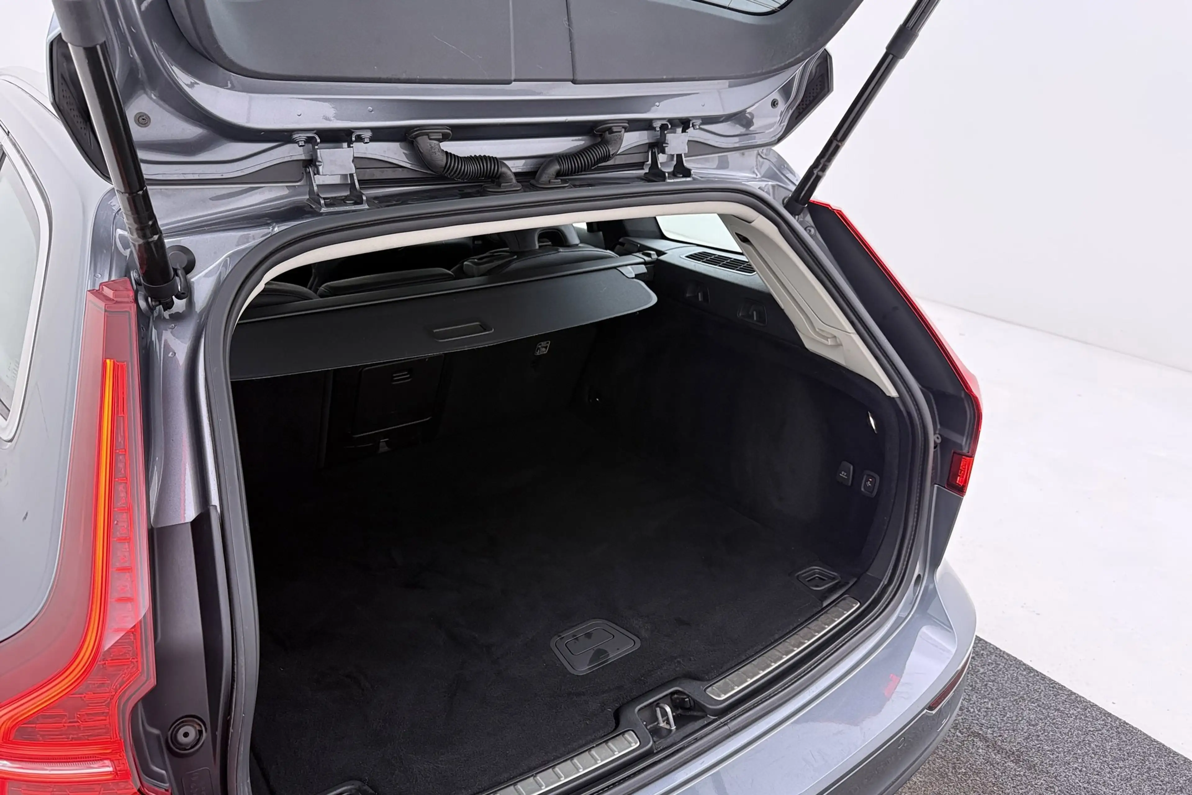 Volvo V60 2.0 B4 Inscription | Trekhaak | Org NL | Comfortst — photo 44