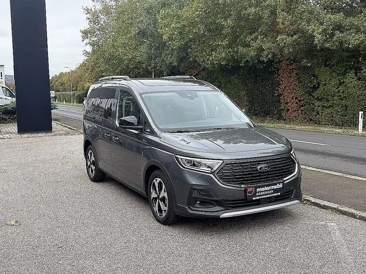 Ford Tourneo Connect 2,0 EcoBlue L1 Active Aut. Grau - 2