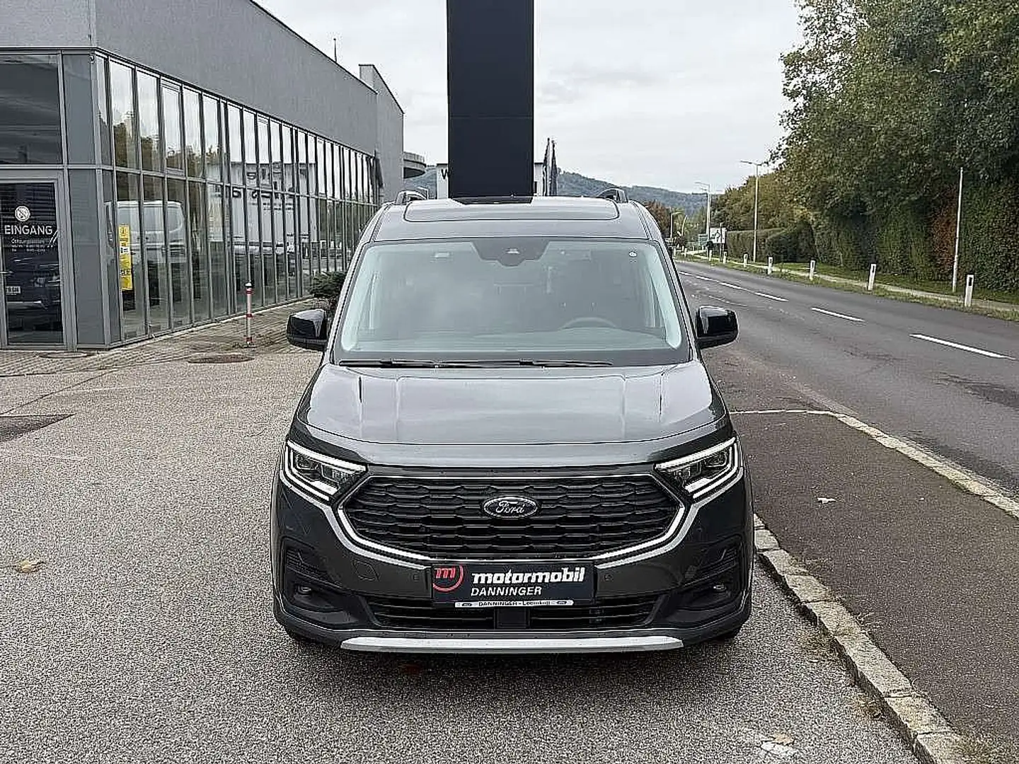 Ford Tourneo Connect 2,0 EcoBlue L1 Active Aut. Grau - 1