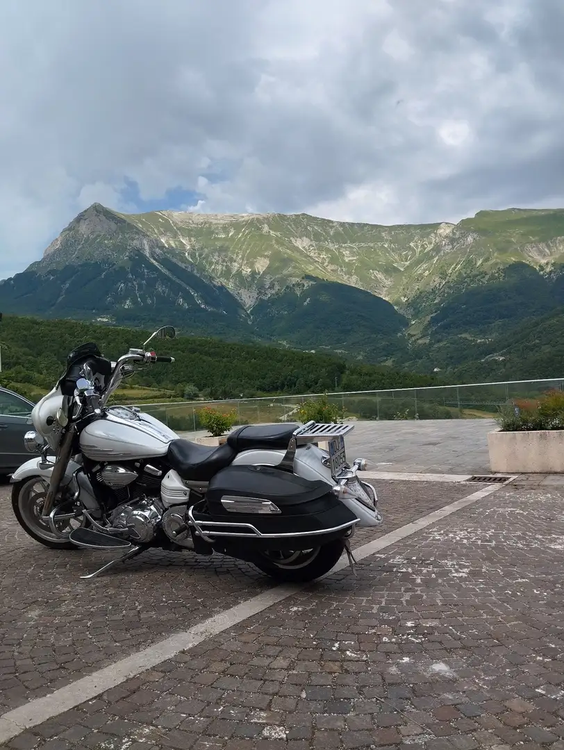 Yamaha XV 1900 seconda serie esente da problemi alla 3 marcia White - 1