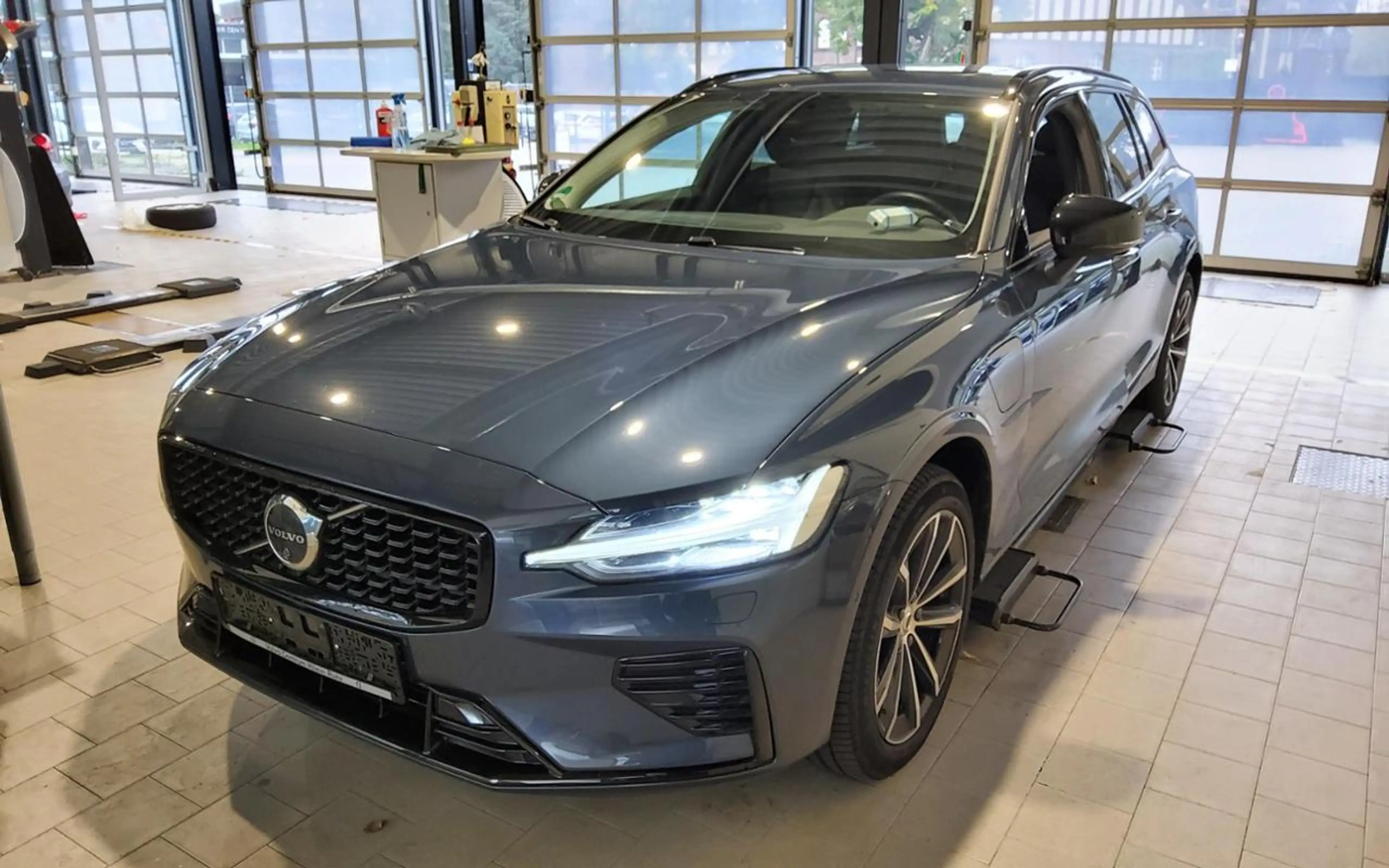 Volvo V60 T8 PLUG-IN AWD PLUS DARK BP+MET+WINTERPAK+LM — photo 2
