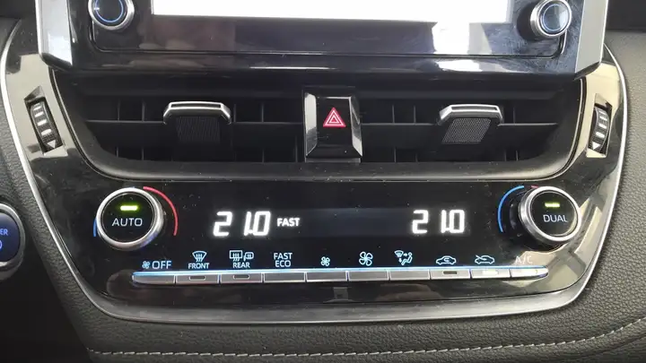 Toyota Auris 2022, foto 14